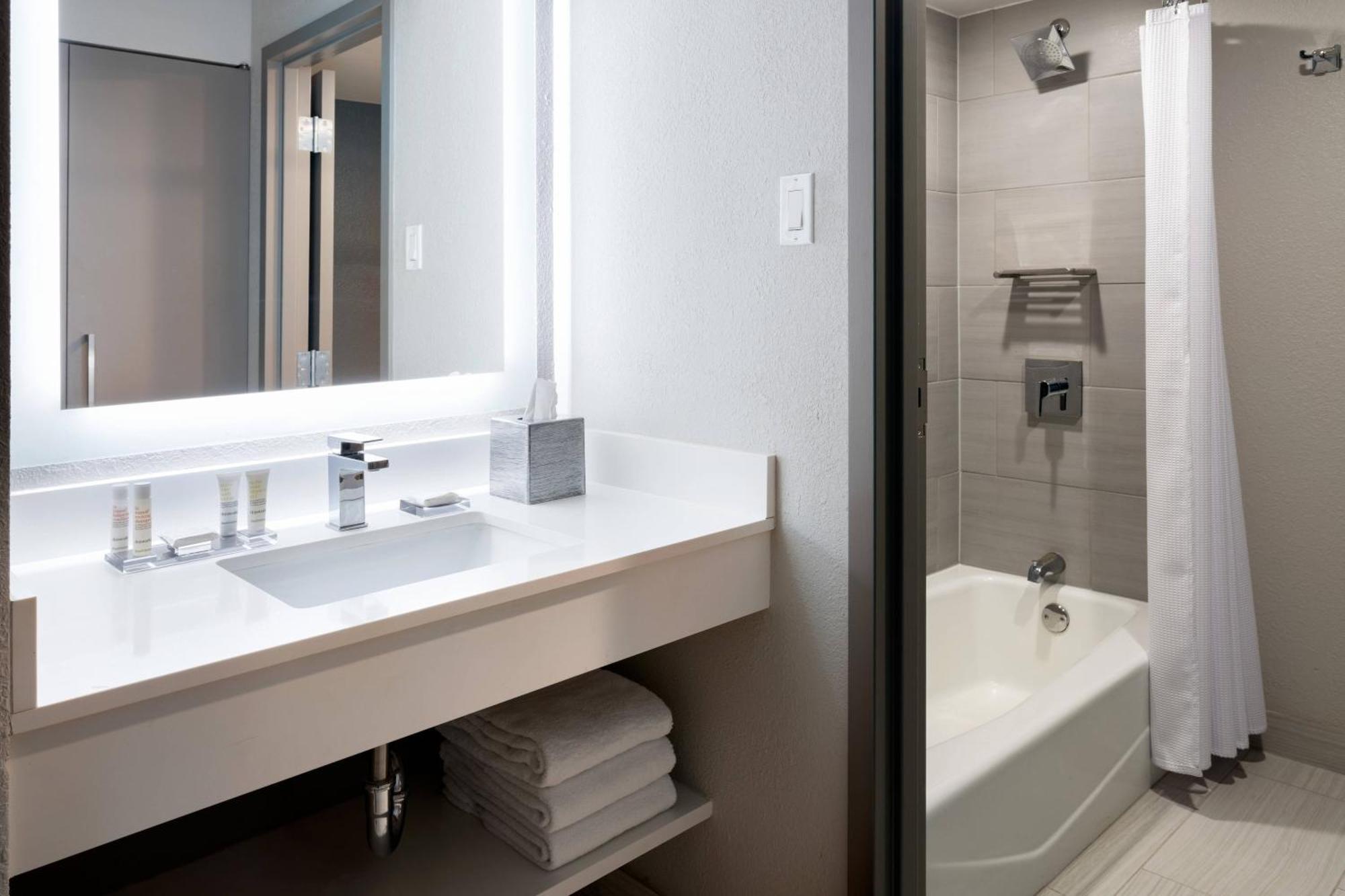 King Room with Roll-in Shower - Mobility and Hearing Accessible,1636011696:JPEG
