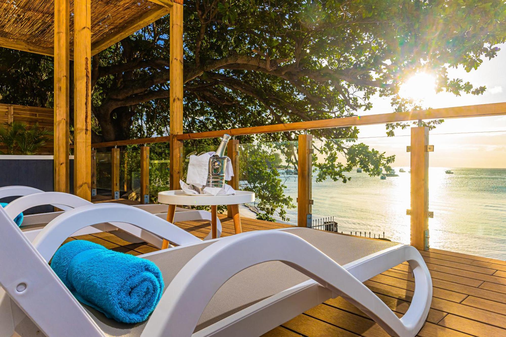 Coral Signature Beach Front Jacuzzi
