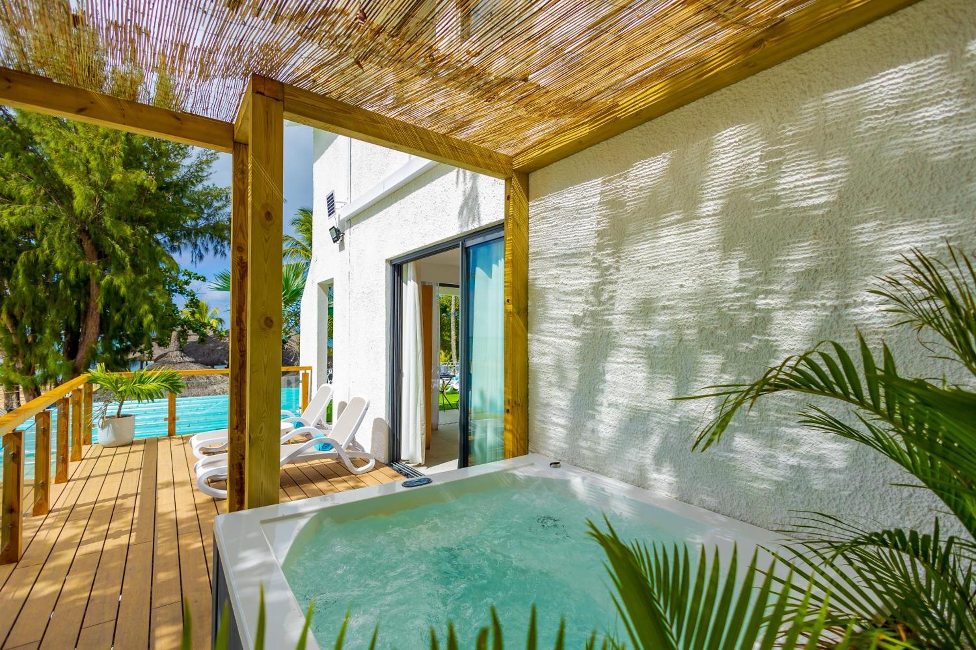 Coral Signature Beach Front Jacuzzi