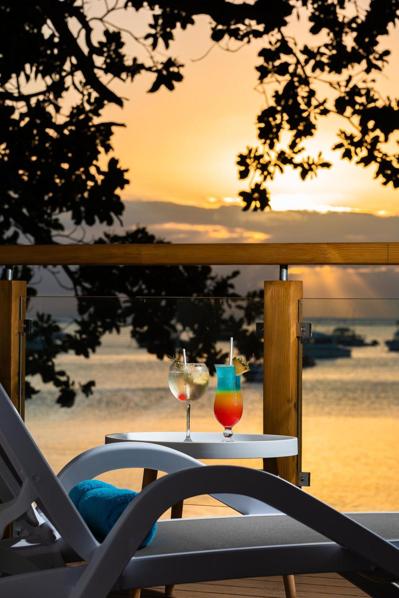 Coral Signature Beach Front Jacuzzi