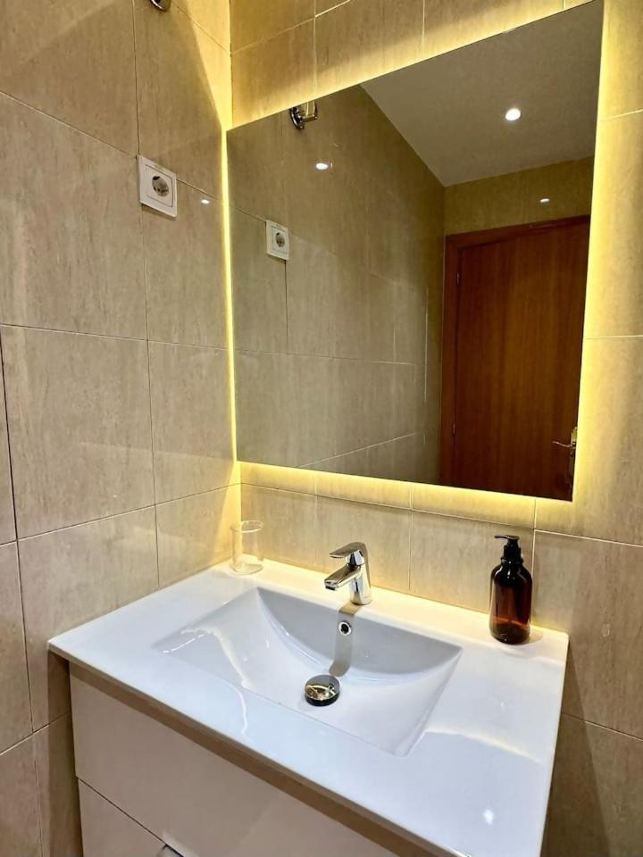Deluxe One-Bedroom Apartment