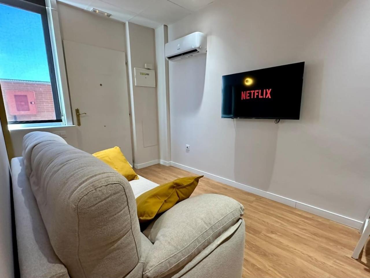 Deluxe One-Bedroom Apartment City View