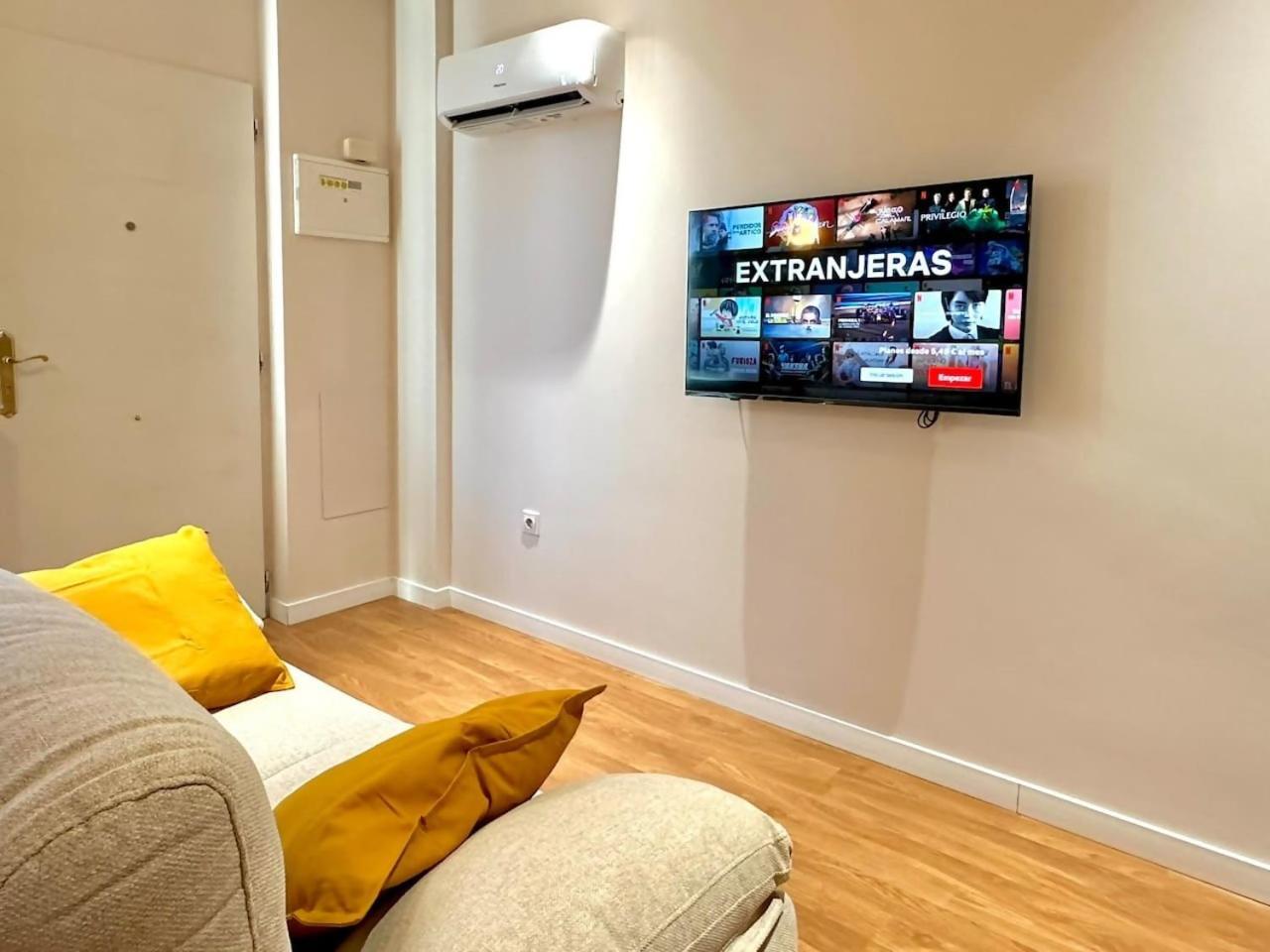 Deluxe One-Bedroom Apartment City View