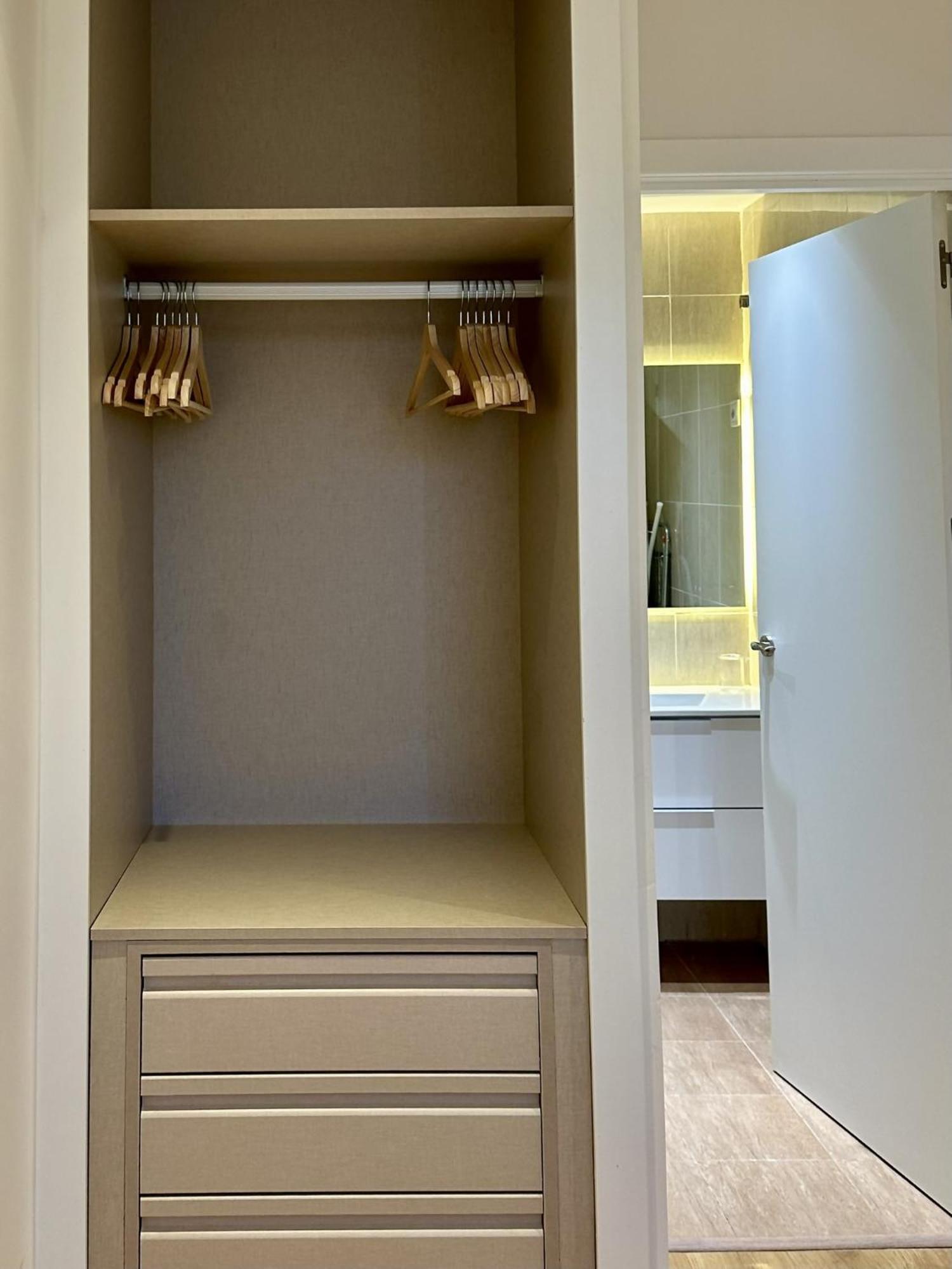 Deluxe One-Bedroom Apartment
