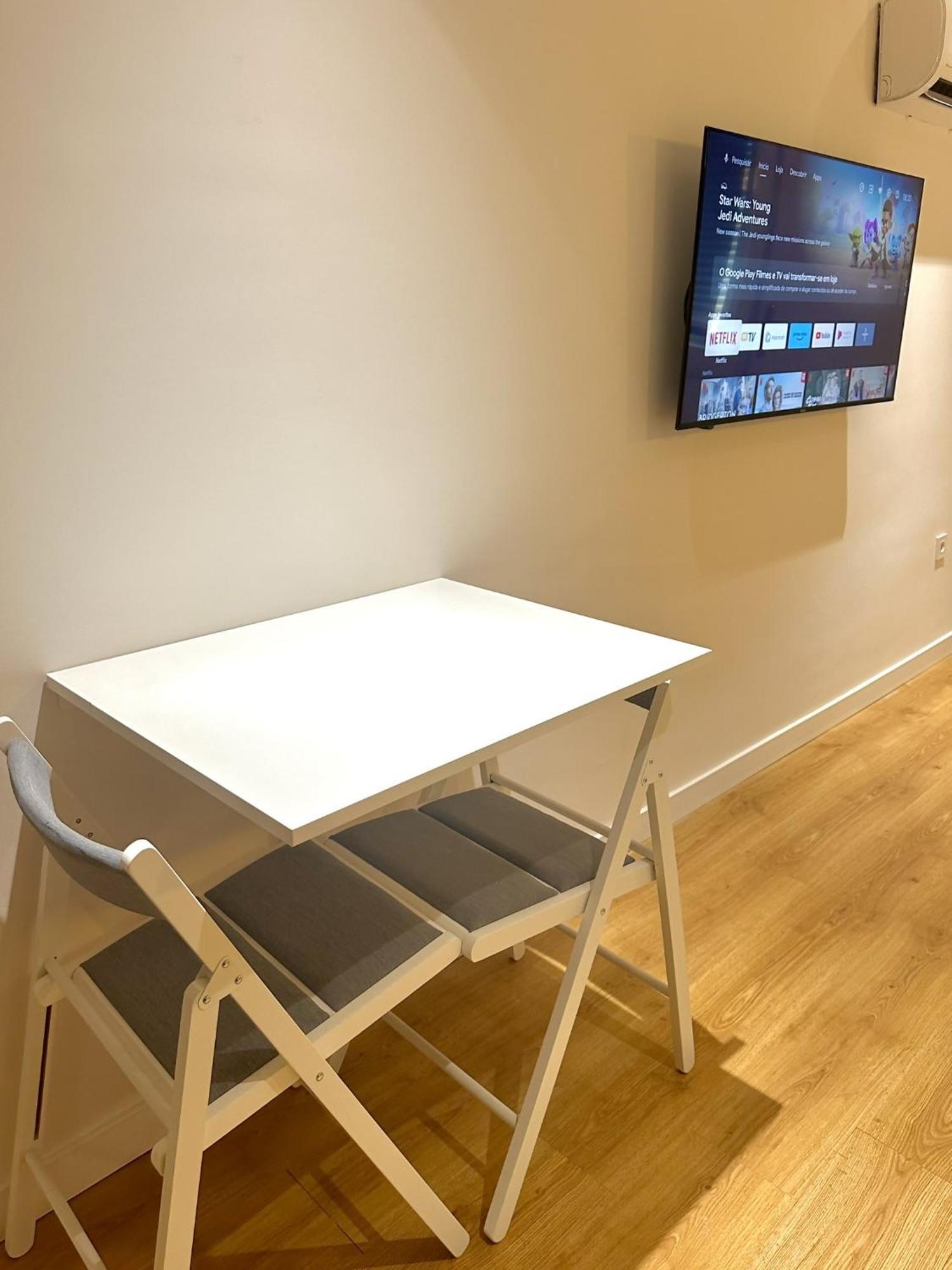 Deluxe One-Bedroom Apartment City View