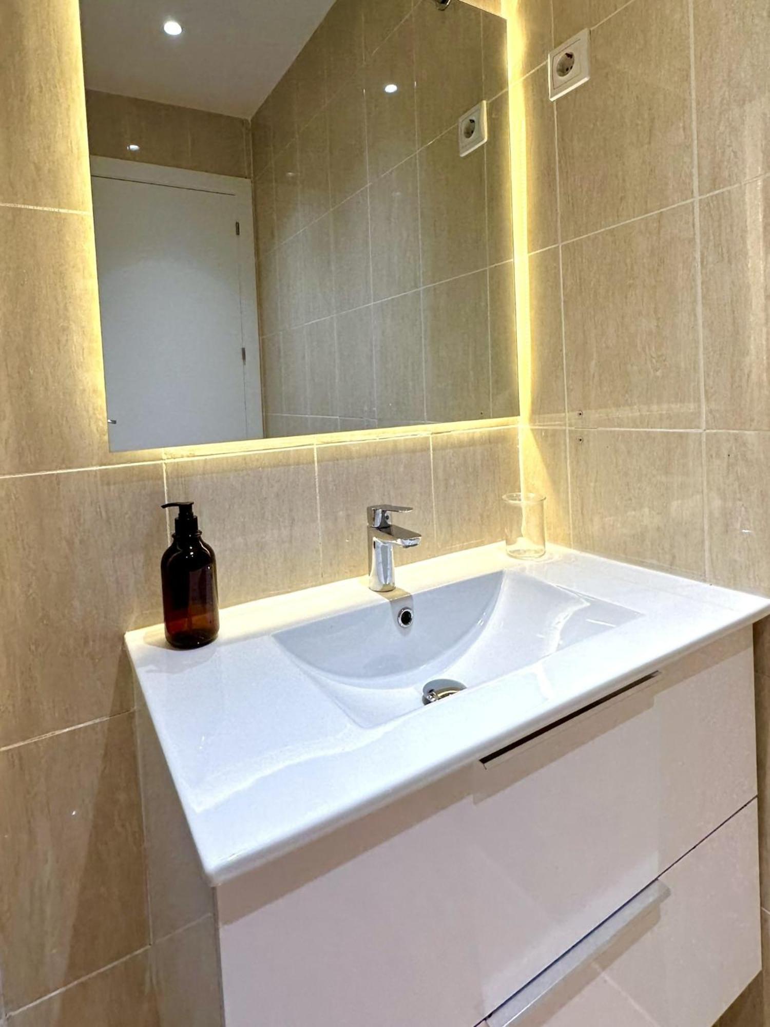 Deluxe One-Bedroom Apartment