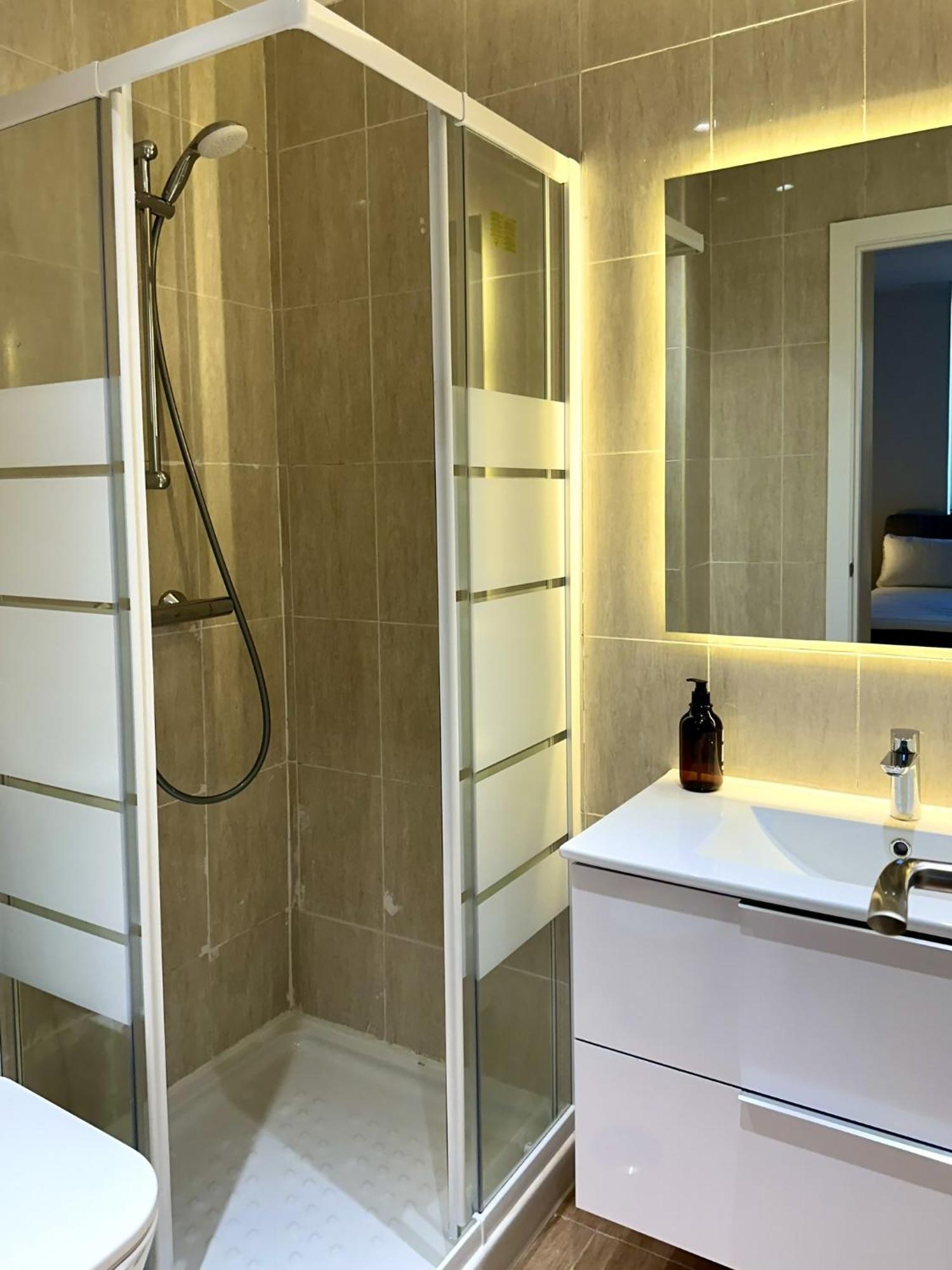 Deluxe One-Bedroom Apartment
