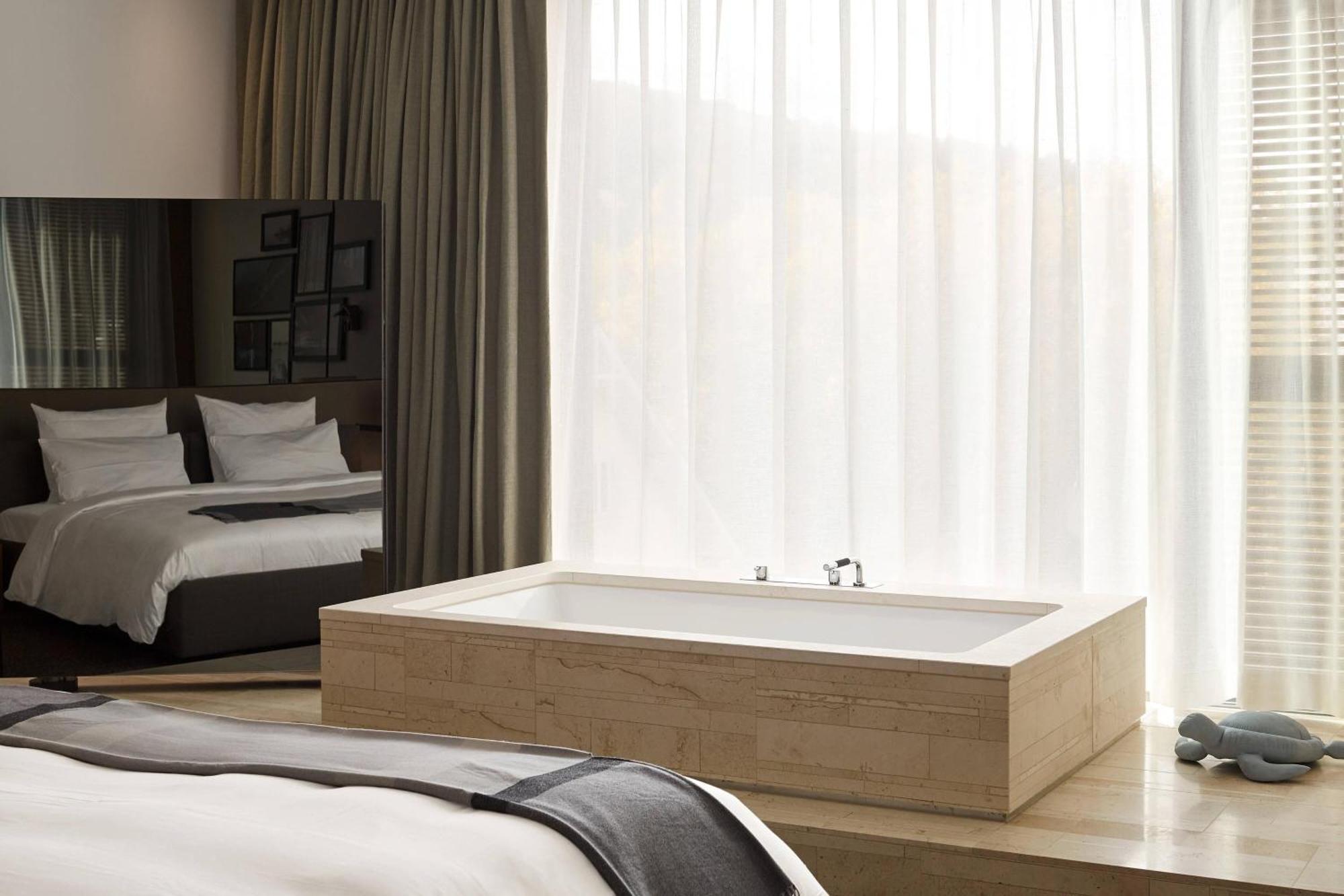 Deluxe Suite, 1 Bedroom Suite, 1 King, Corner room,1643186897:JPEG