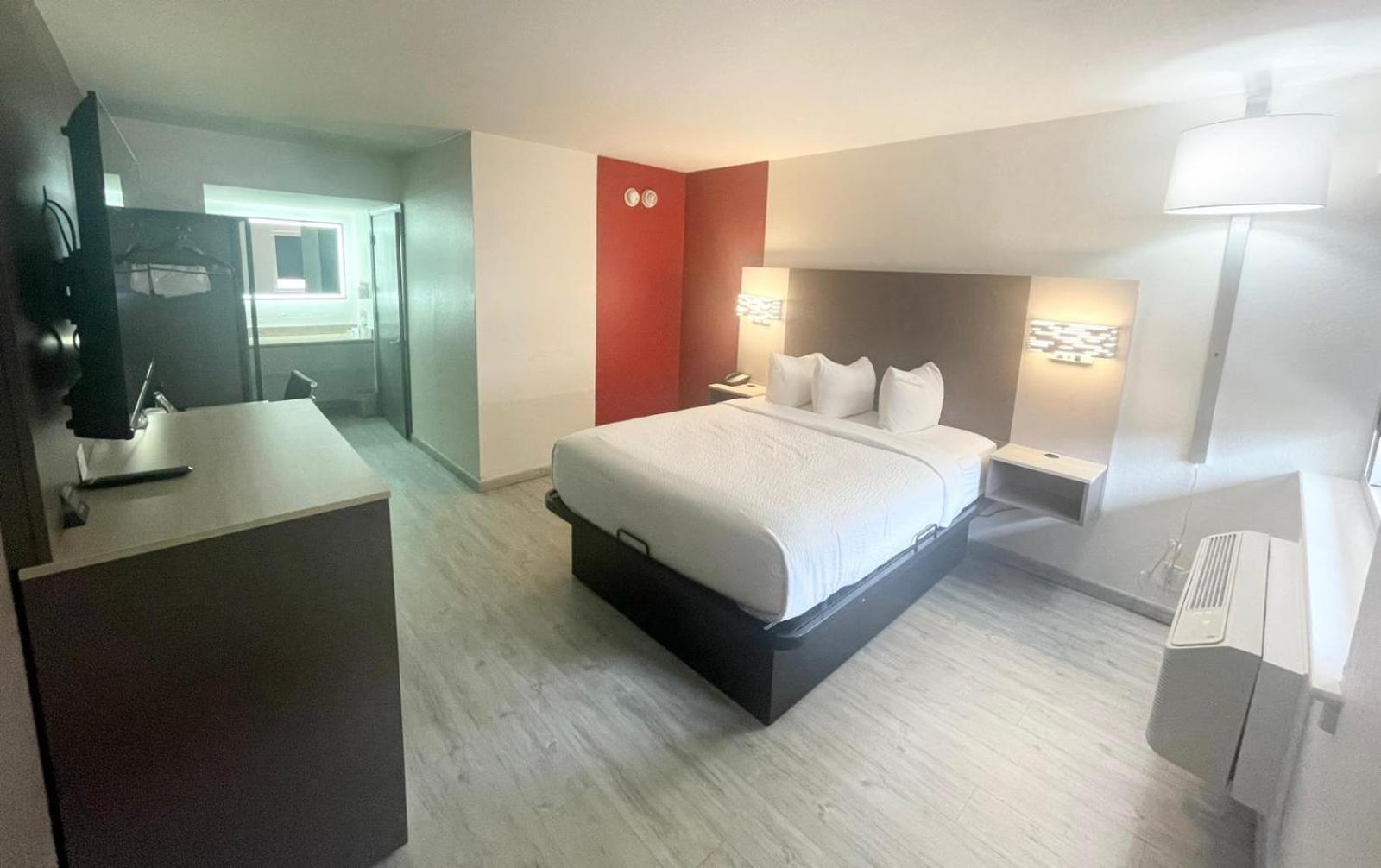 Queen Room with One Queen Bed - Exterior Entrance - Non-Smoking,1281011284:JPEG