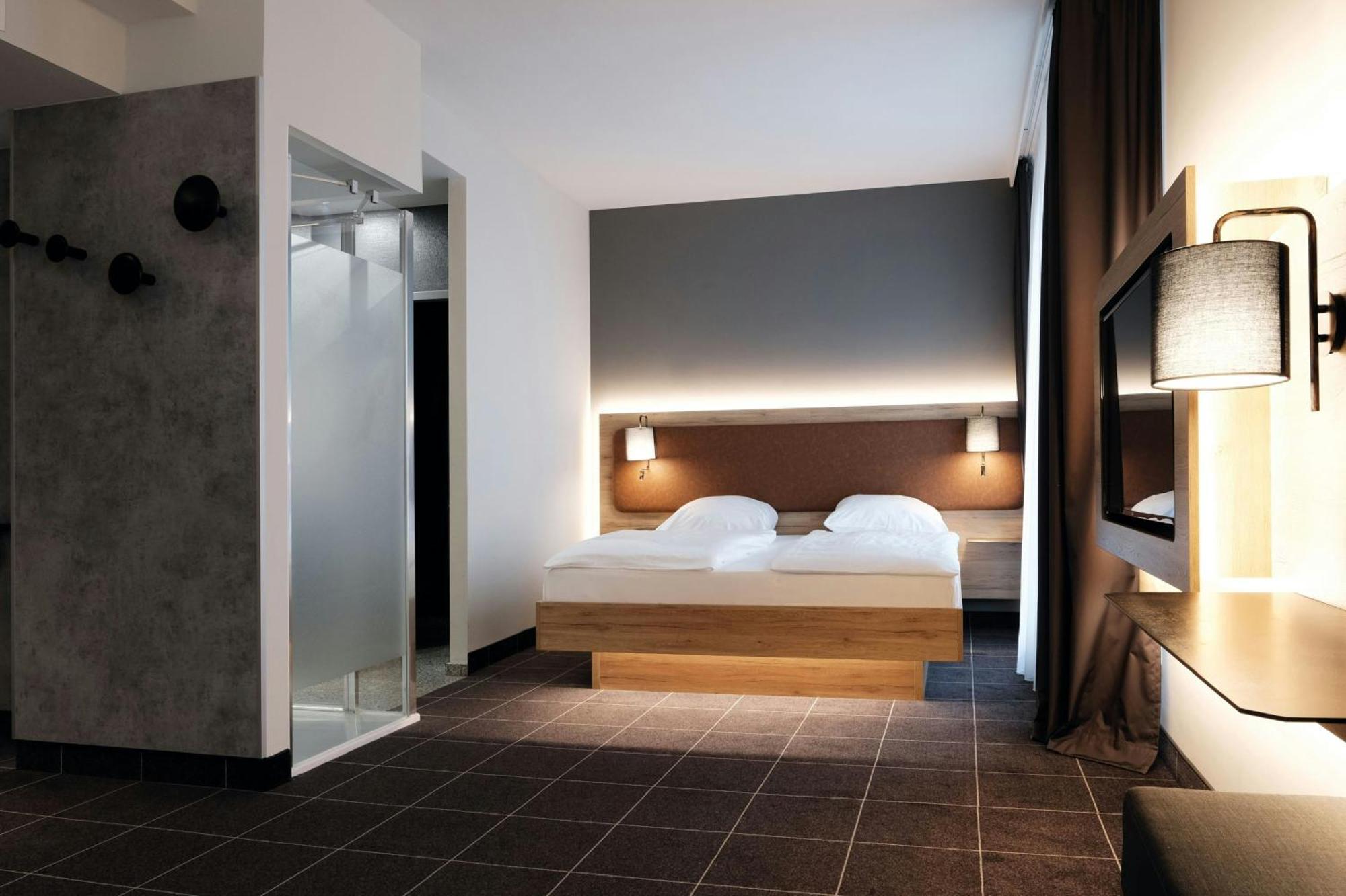 Larger Standard Room with Queen Bed,1644401037:JPEG