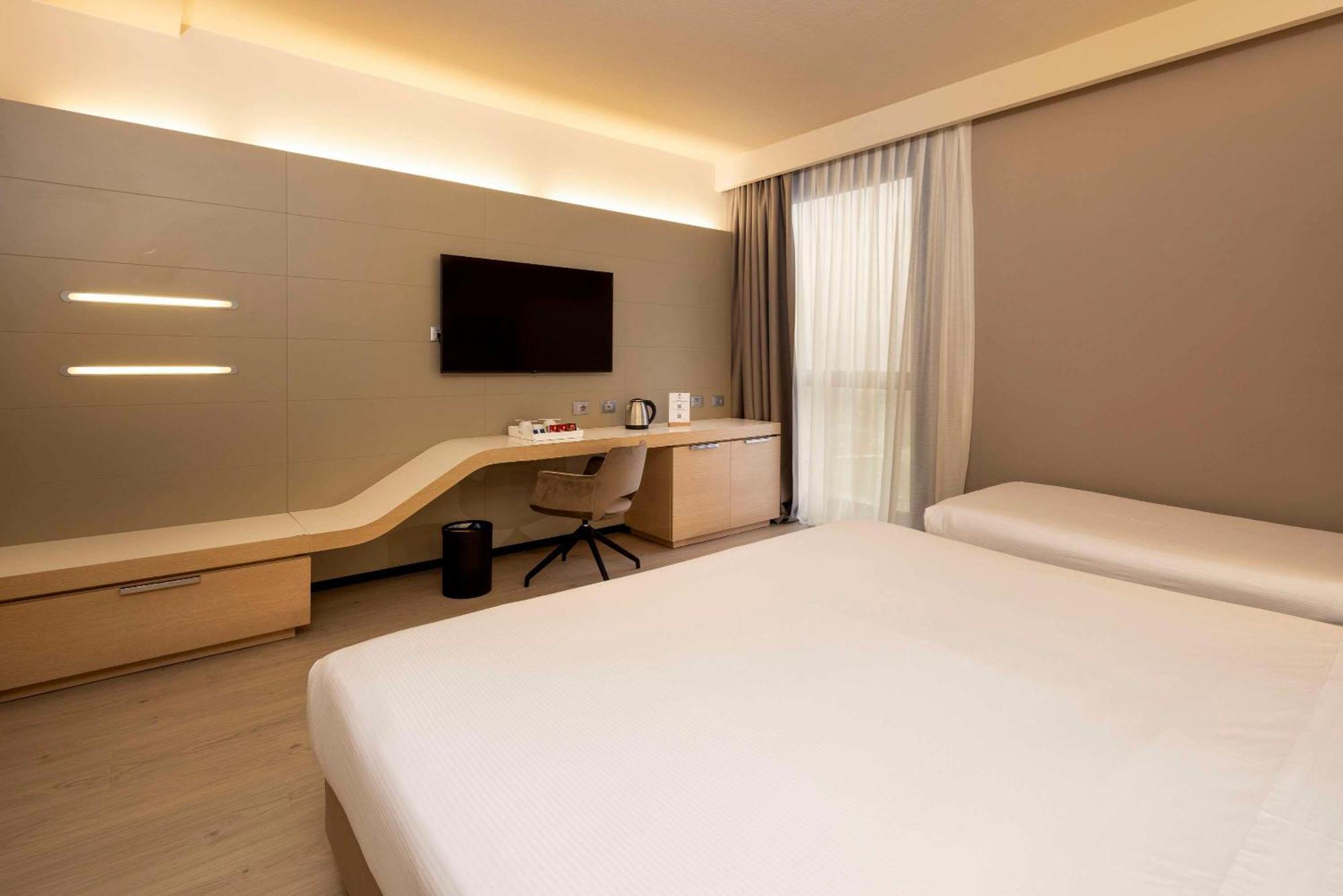 Standard King Room Single Bed