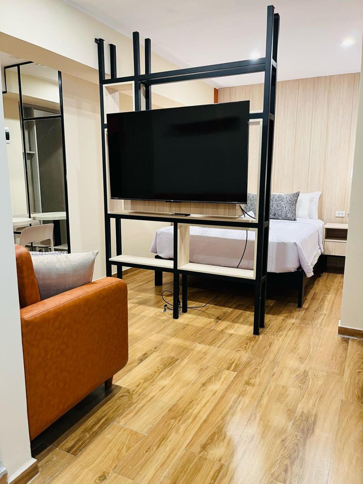 One-Bedroom Loft Apartment Balcony,1652647091:JPEG