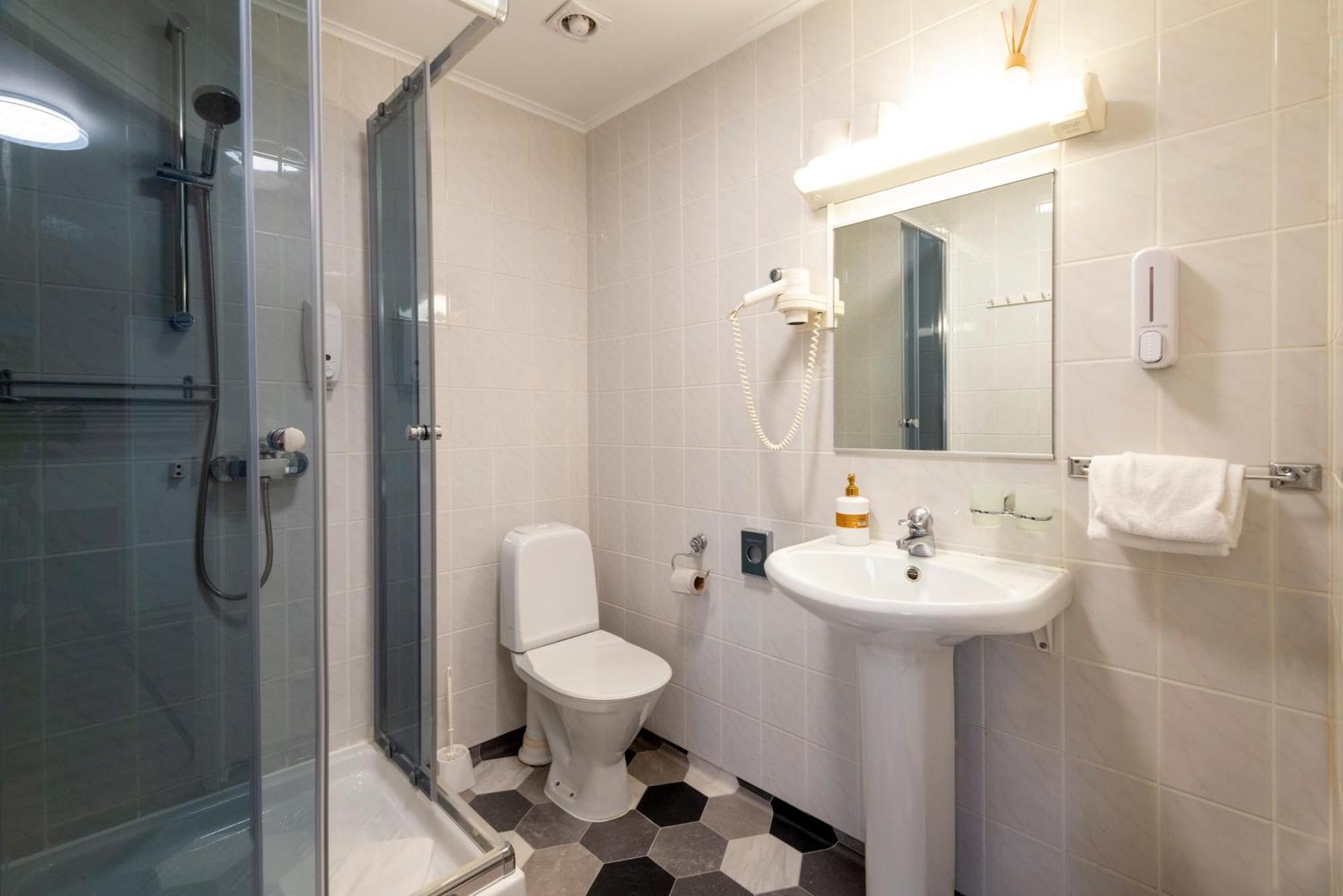 Twin Room Private Bathroom,1663754538:JPEG