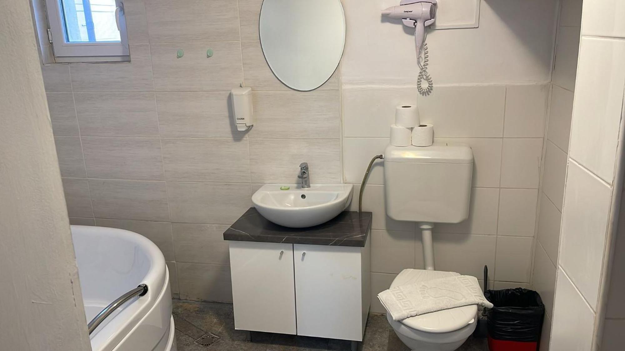 Deluxe Double Room Bath,1664713571:JPEG