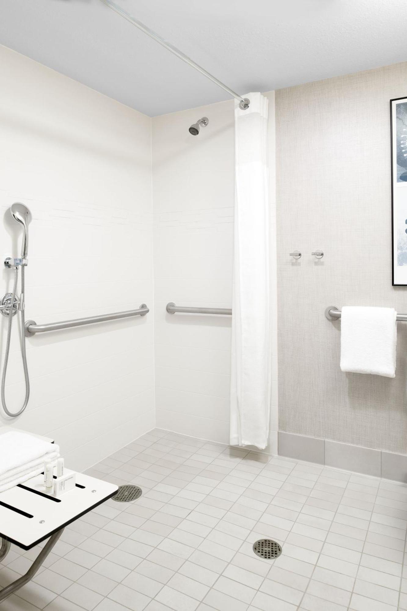 Studio Suite, 1 Queen Bed ADA w/Roll-in Shower,1357466726:JPEG