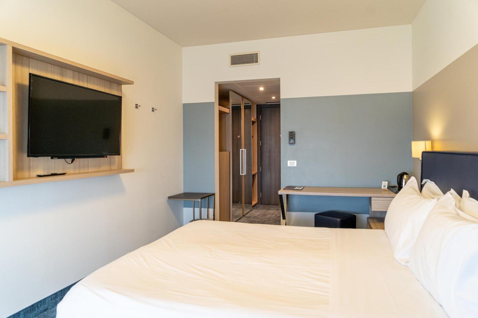Double or Twin Room Lake View