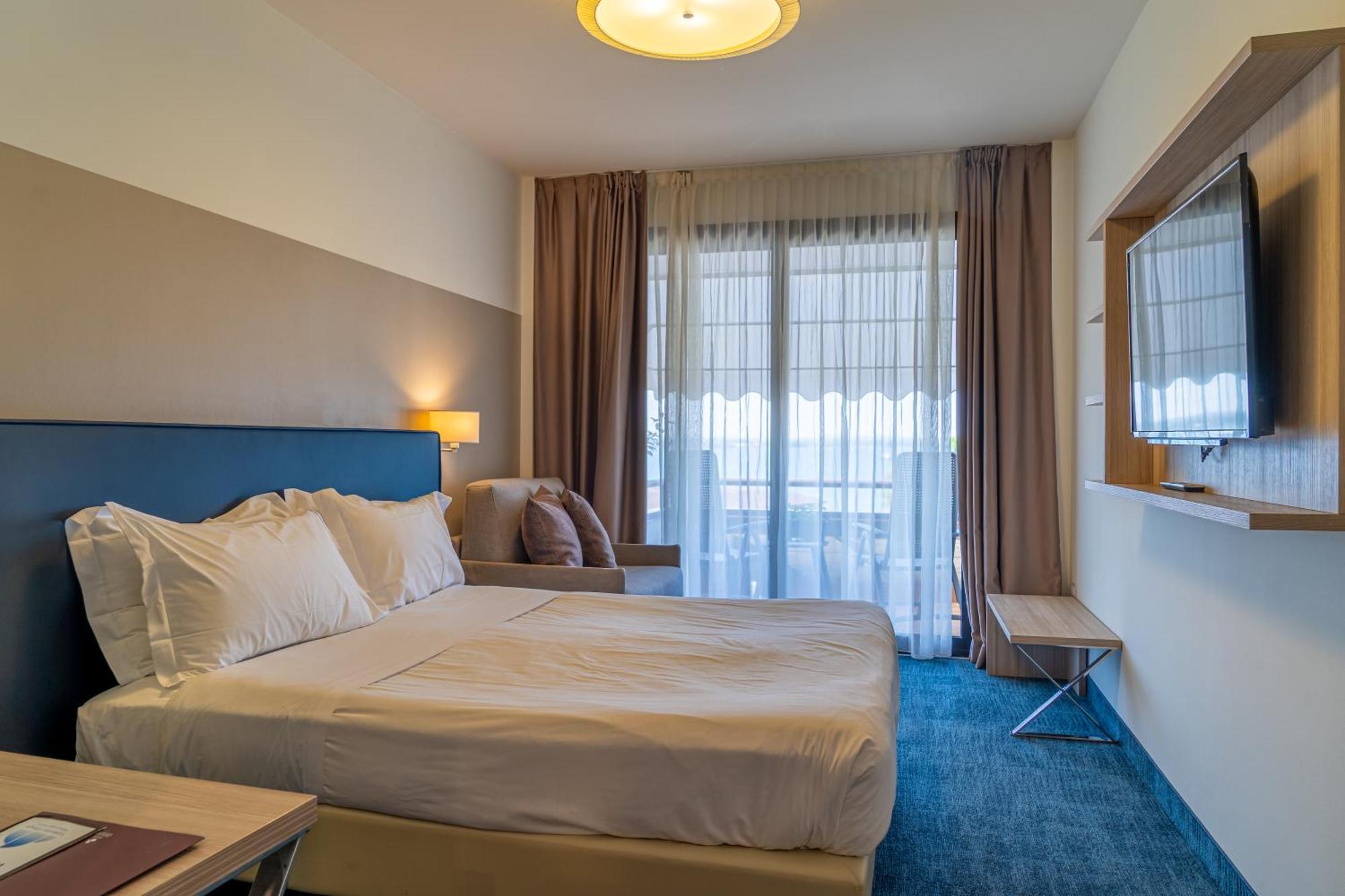Deluxe Double or Twin Room Lake View