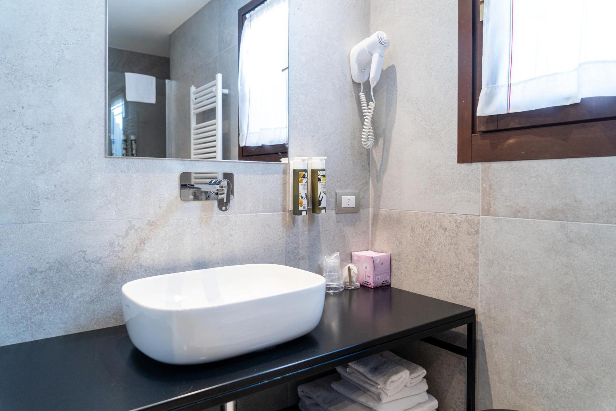 Double or Twin Room Lake View