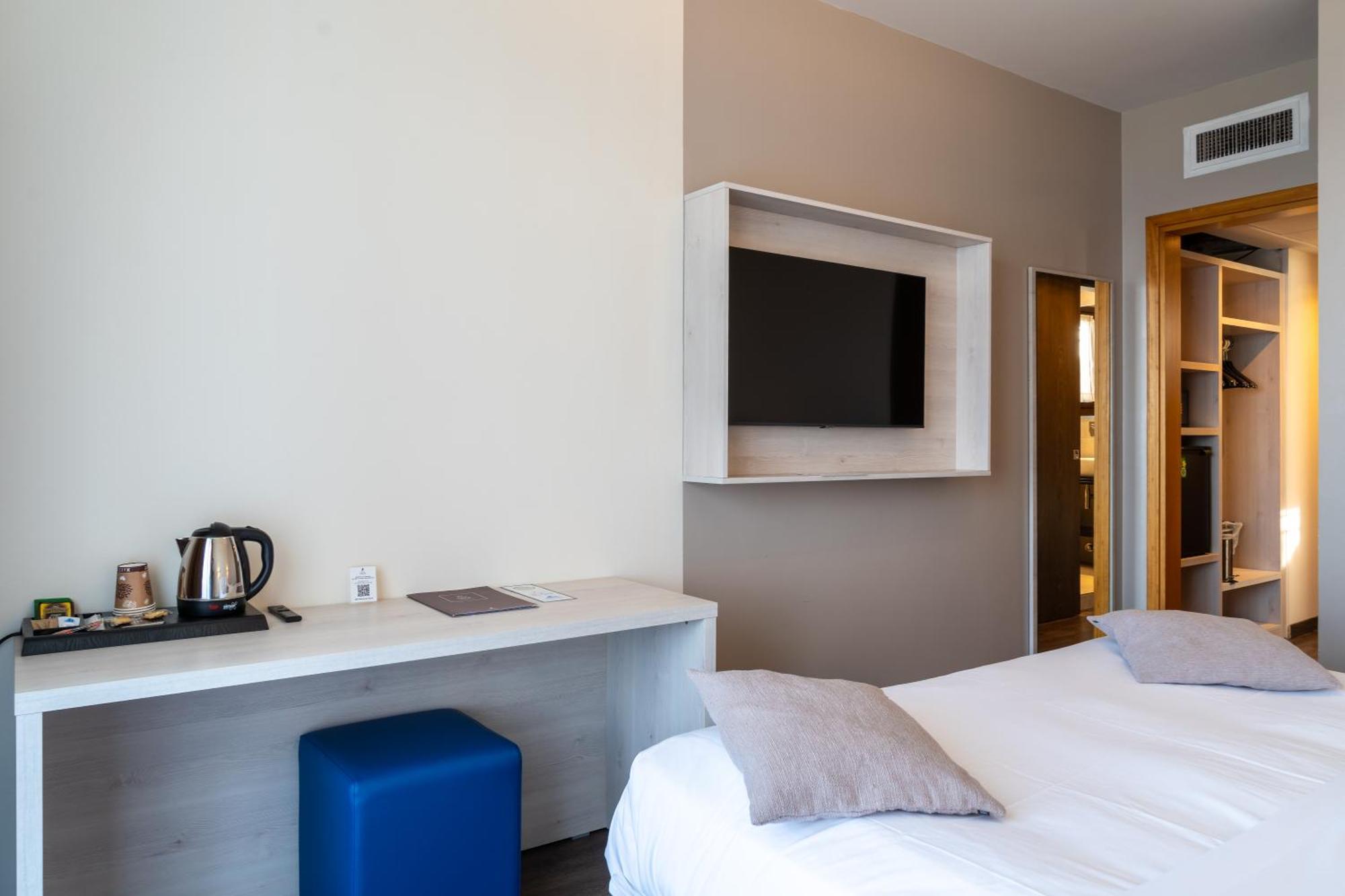 Double or Twin Room Lake View