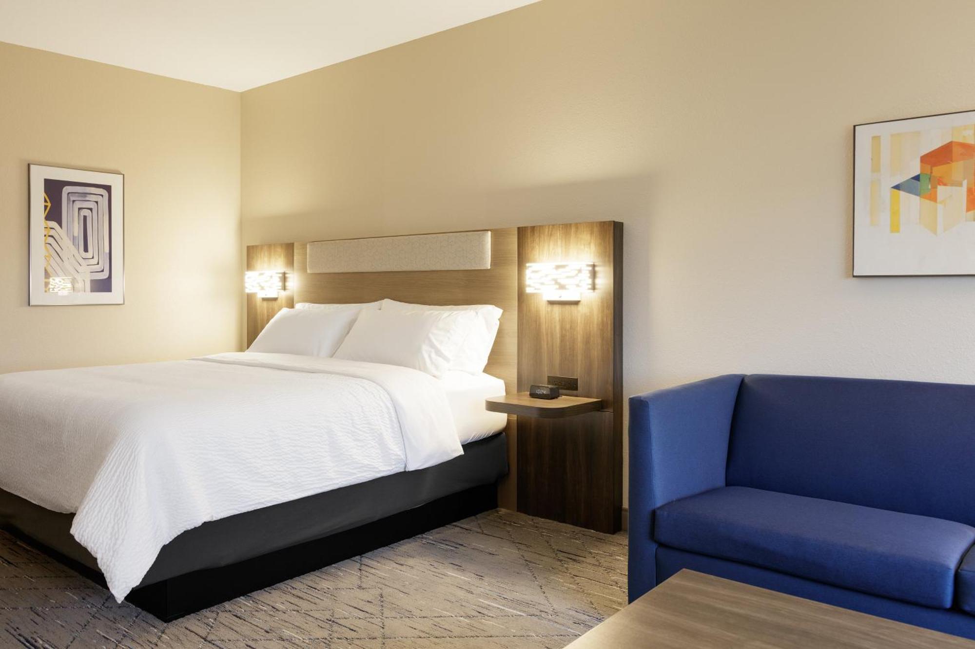 Standard King Room with Sofa Bed,1731503646:JPEG