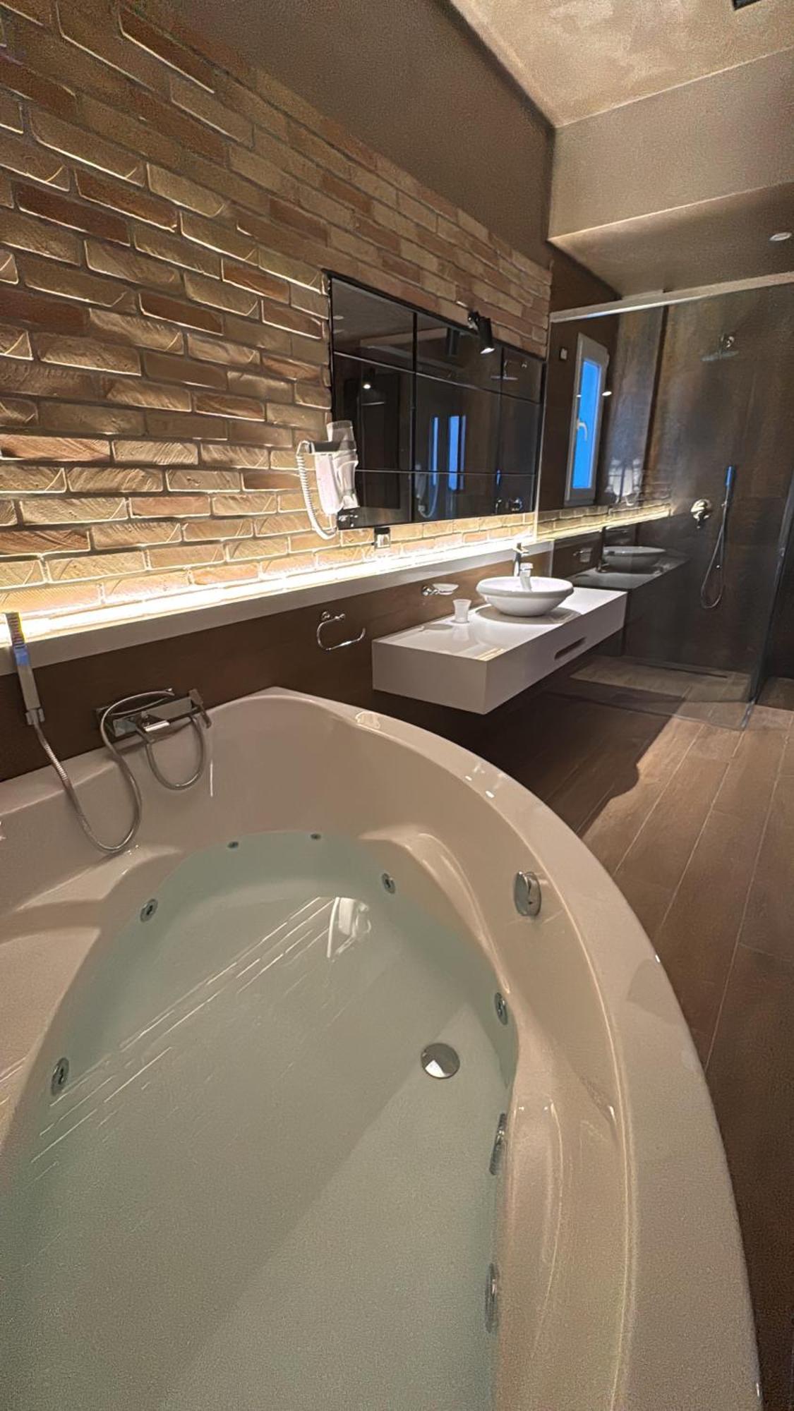 Suite Hot Tub,1680666411:JPEG