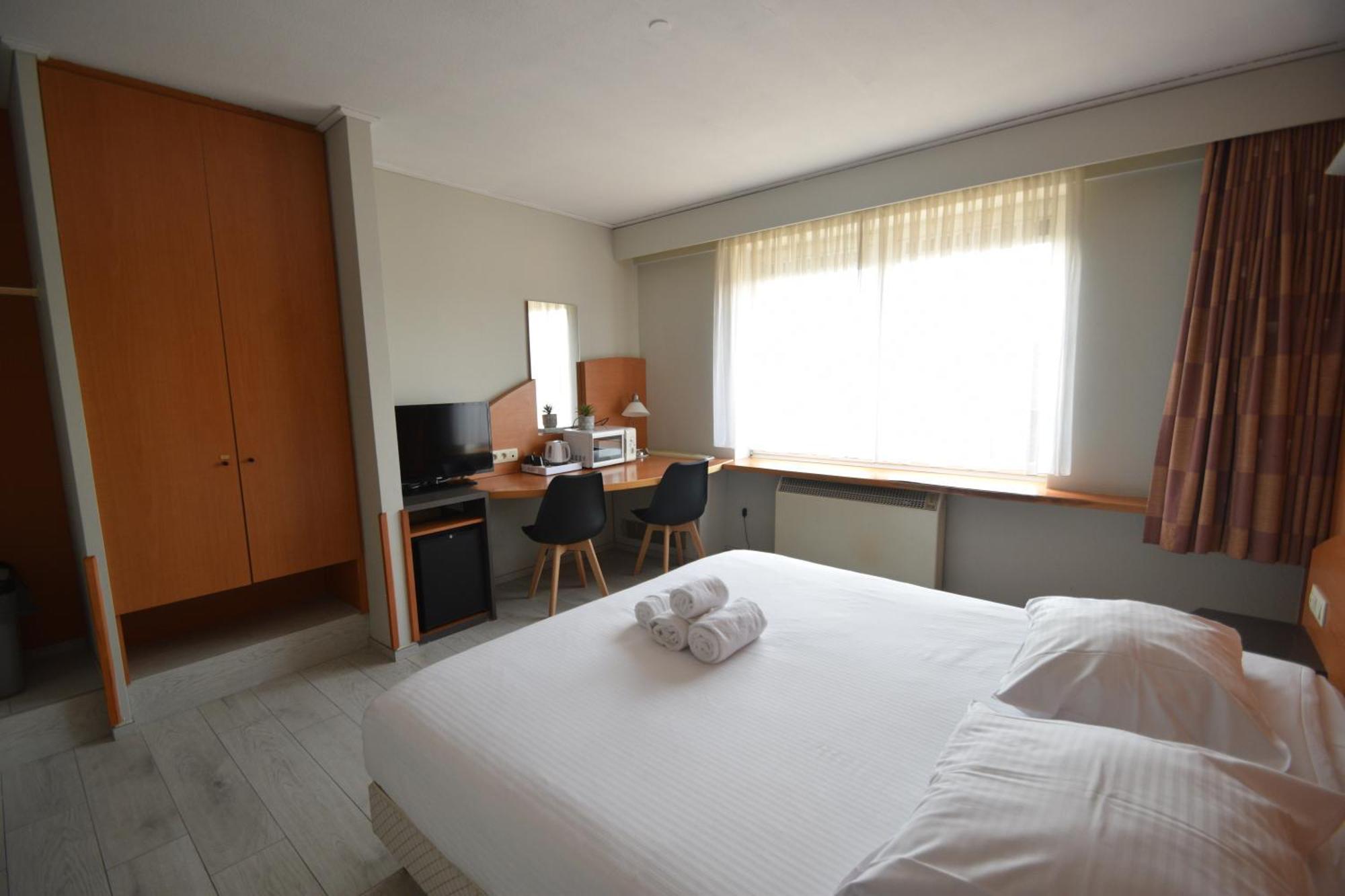 Junior Suite daily cleaning,1682930197:JPEG