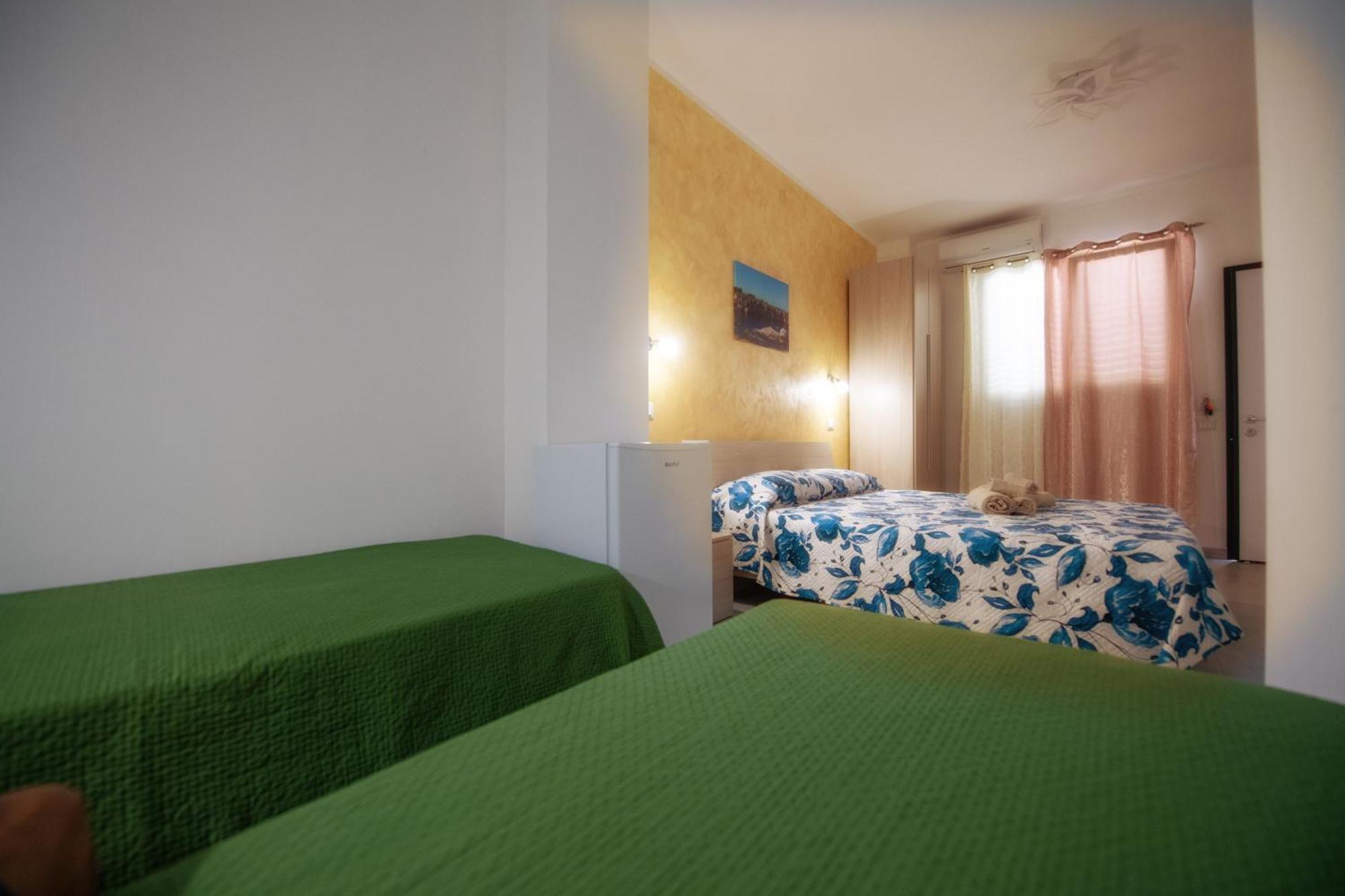 Vierbettzimmer mit Dusche