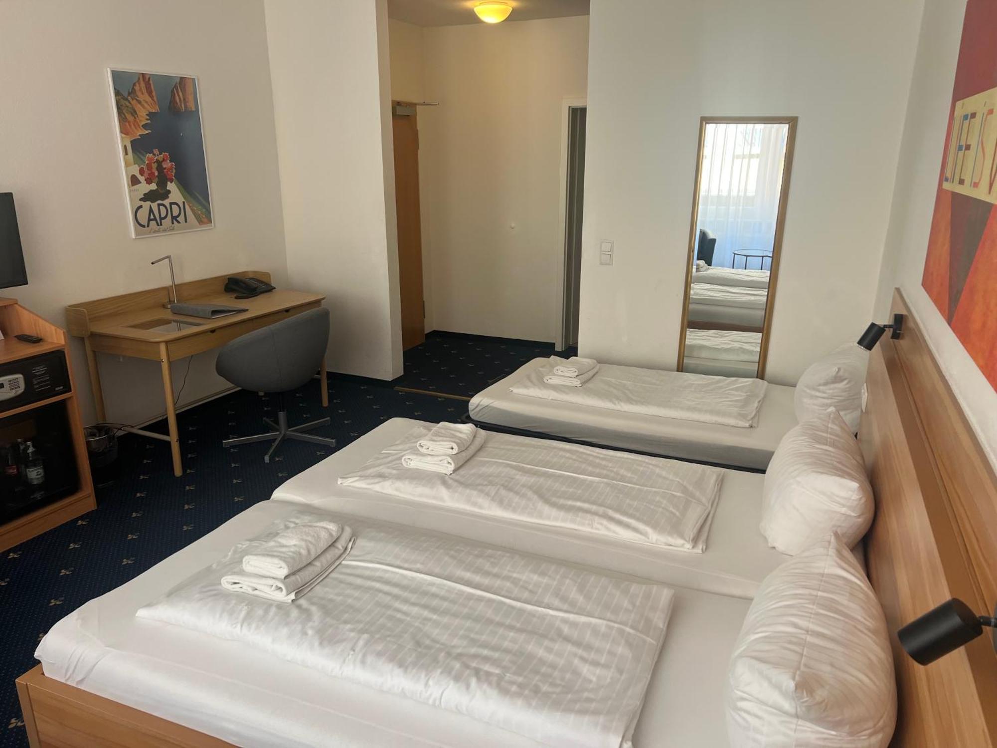 Family Room,1686501526:JPEG