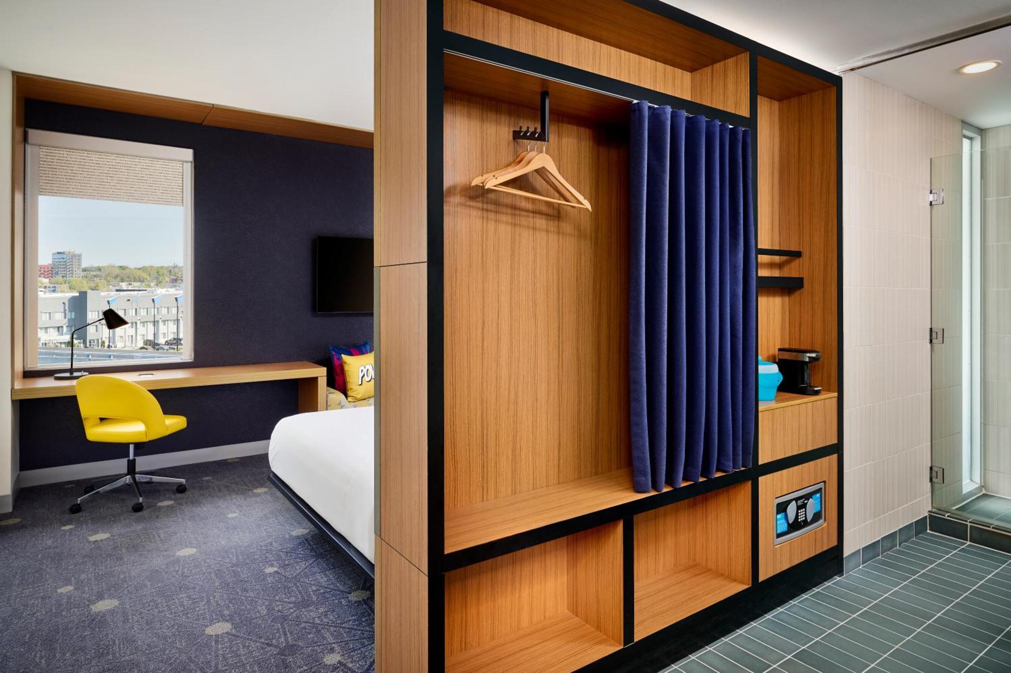 Aloft Guest Room Guest room 1 Queen,1697053216:JPEG