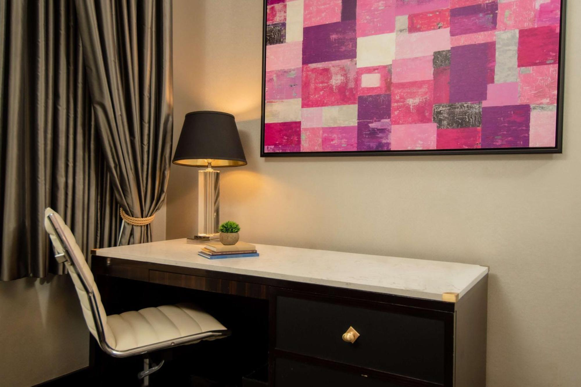 Deluxe Zimmer mit Kingsize-Bett und Badewanne - barrierefrei/für Hörgeschädigte geeignet