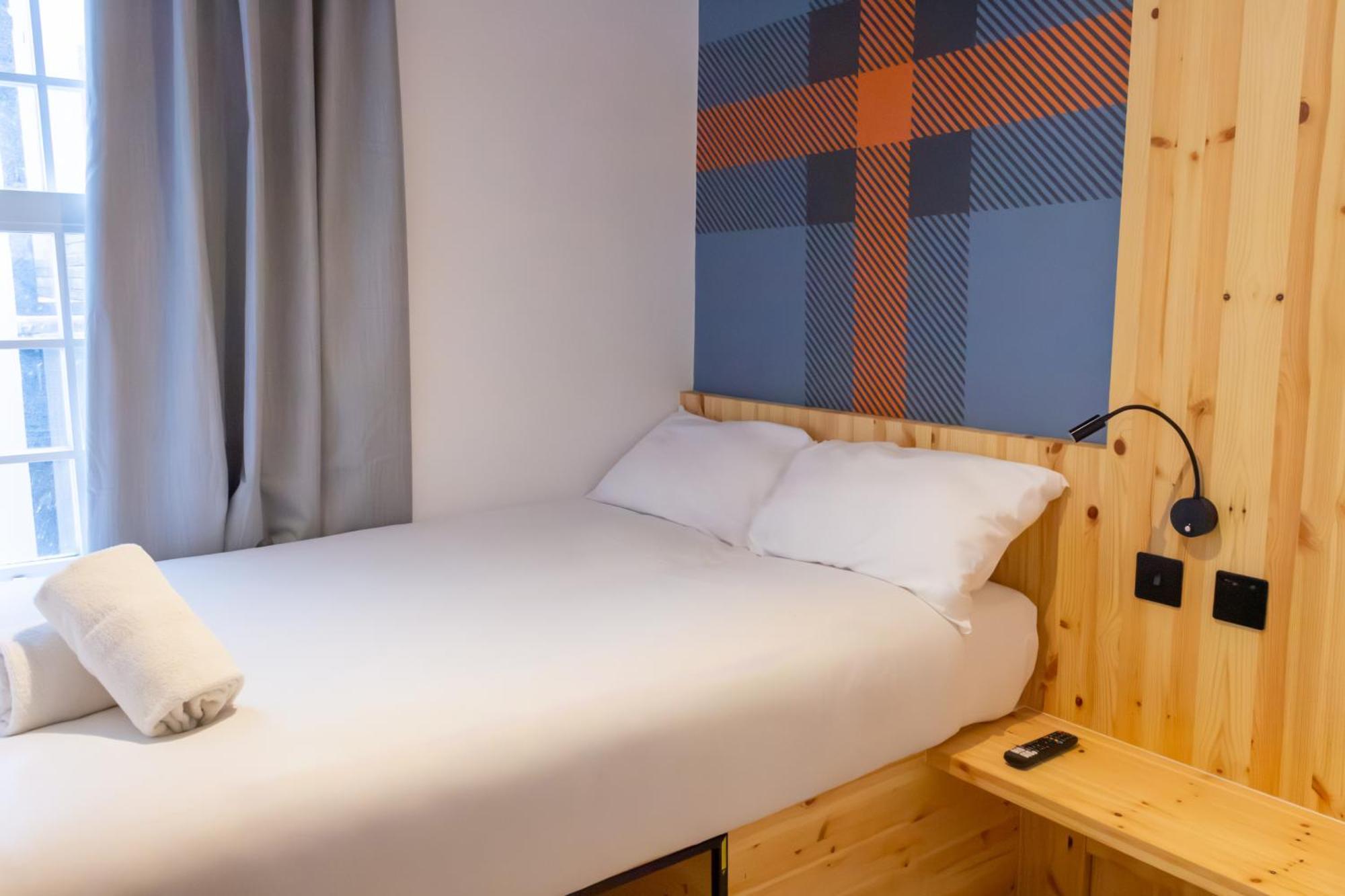 Small Double Room Window,1703581706:JPEG