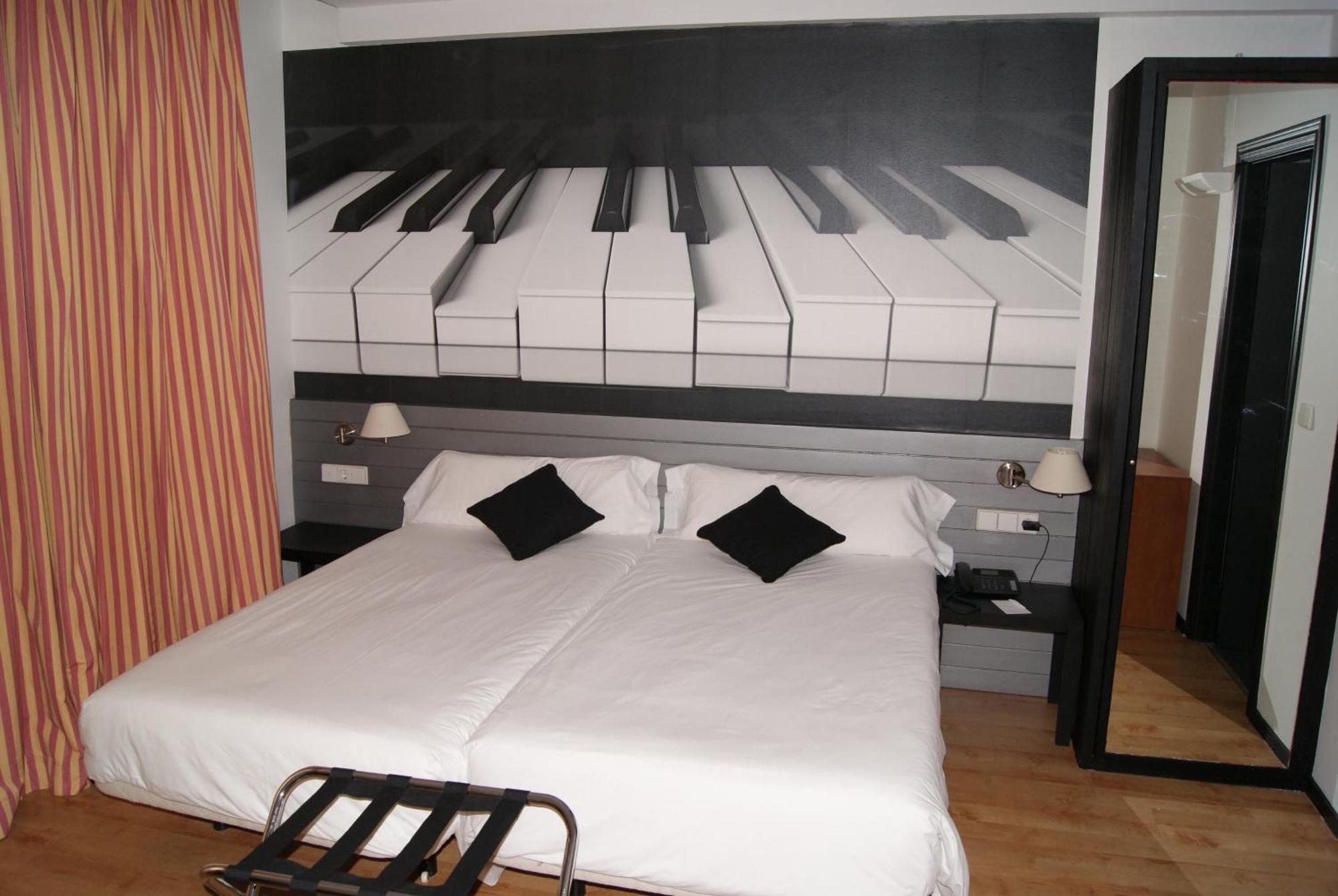 Small Double Room,1704913840:JPEG