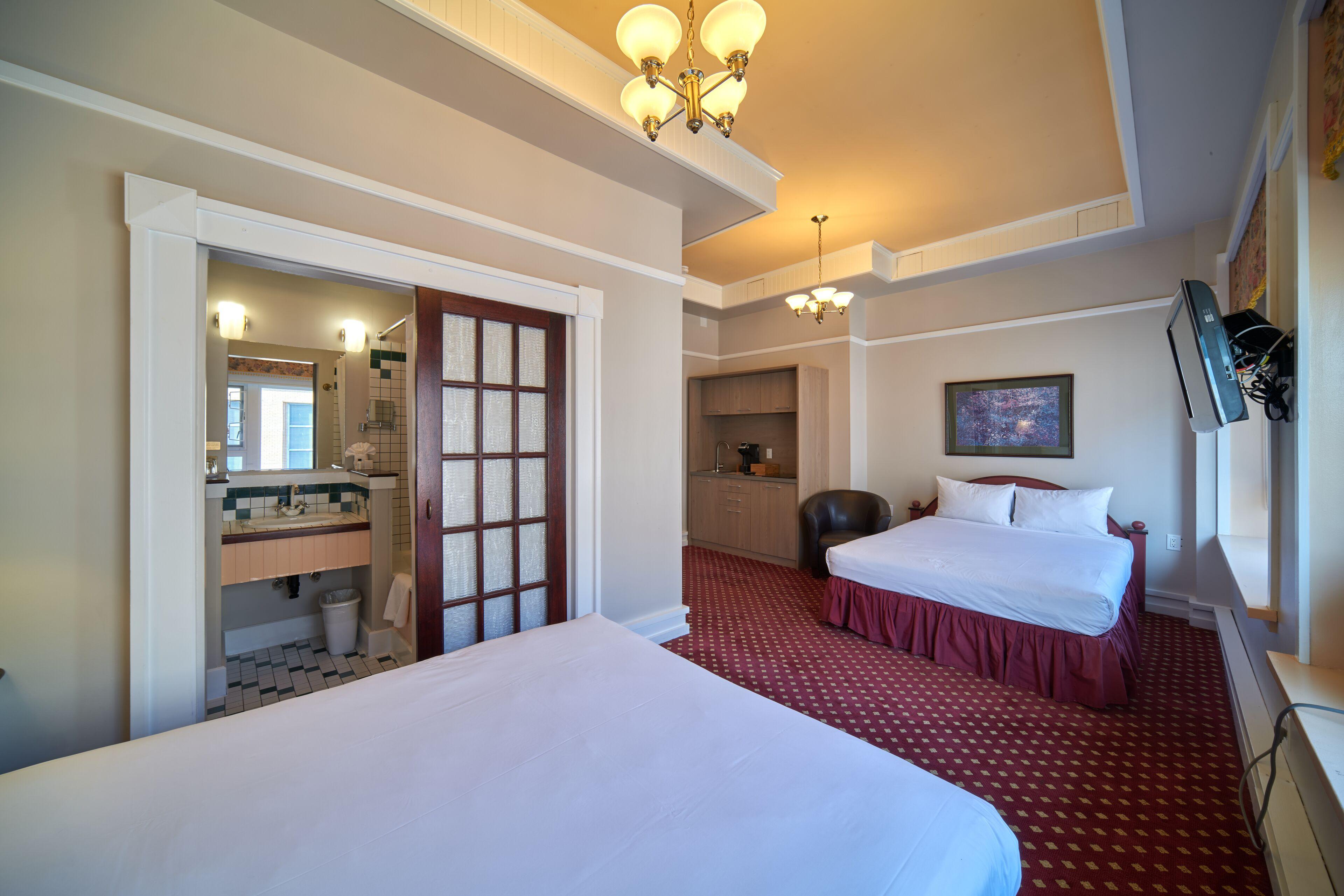 Deluxe Queen Room Two Queen Beds City View Non-Smoking