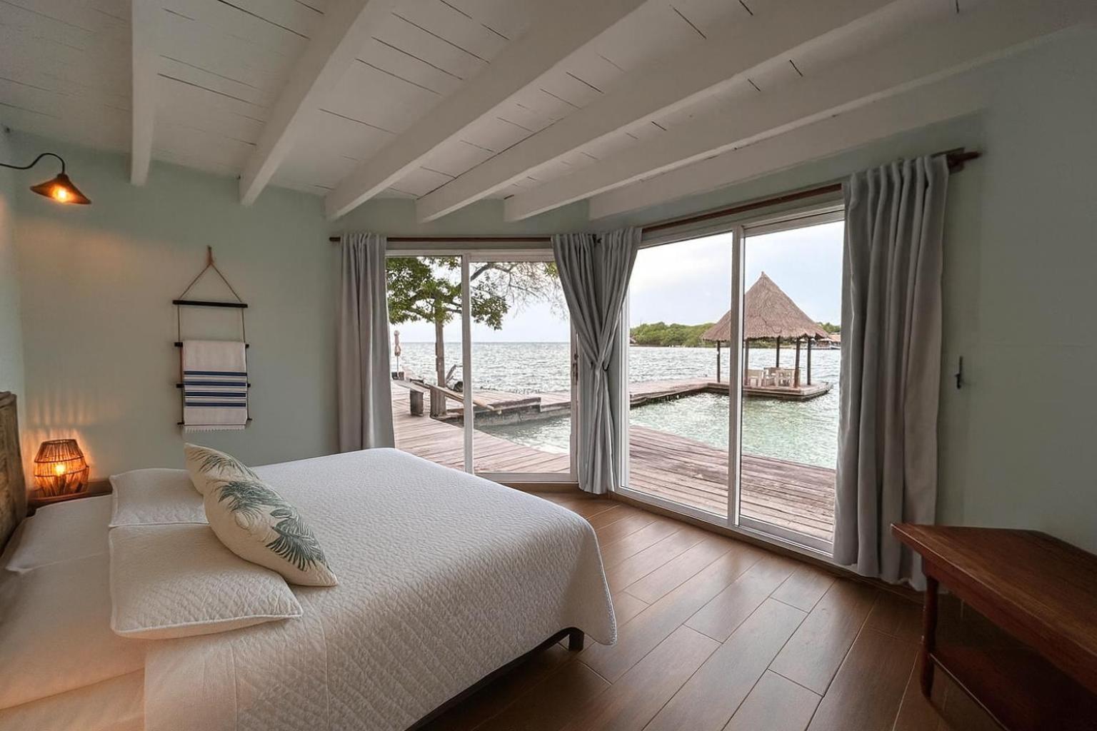 Zimmer mit Kingsize-Bett und Meerblick