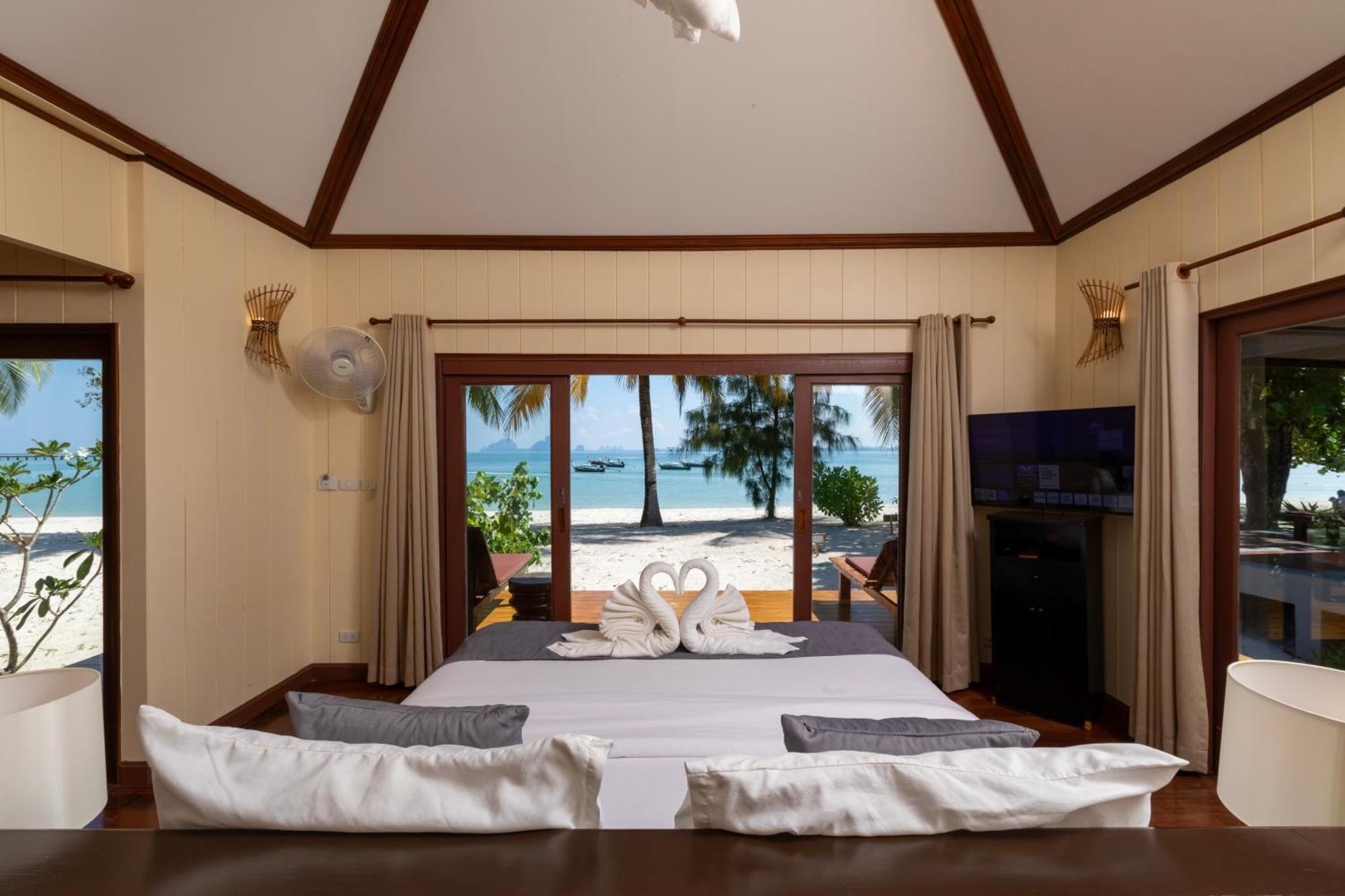 Deluxe Beachfront Family Villa 1st Row