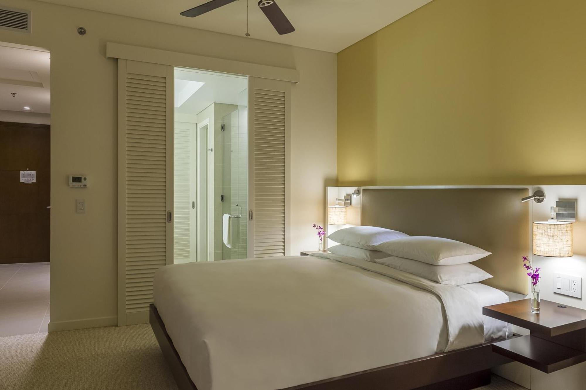 Zimmer mit Kingsize-Bett und Blick auf die Bucht