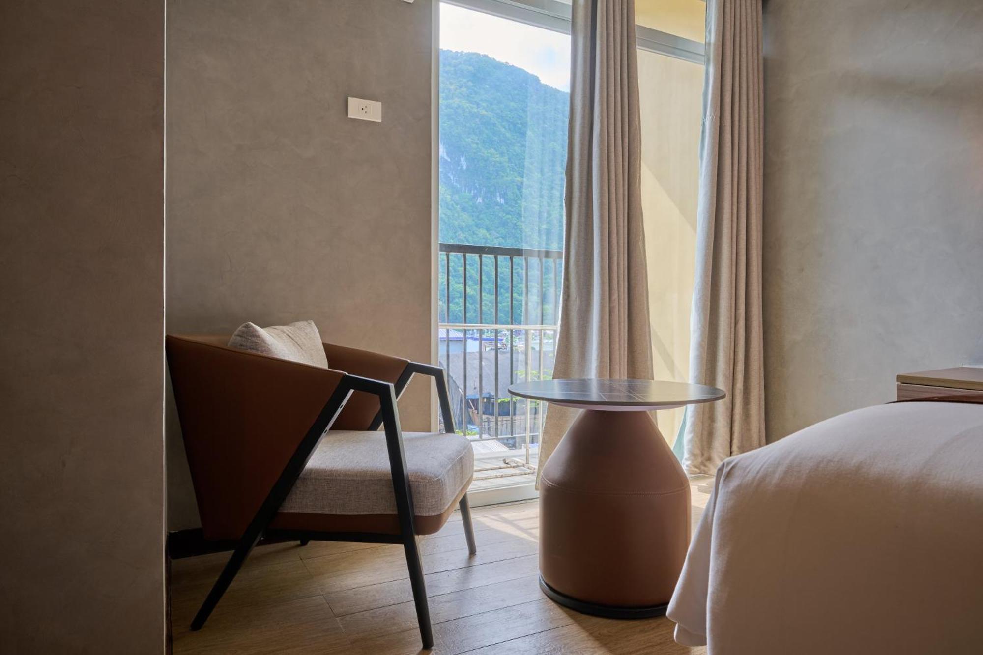 Deluxe King Room Mountain View