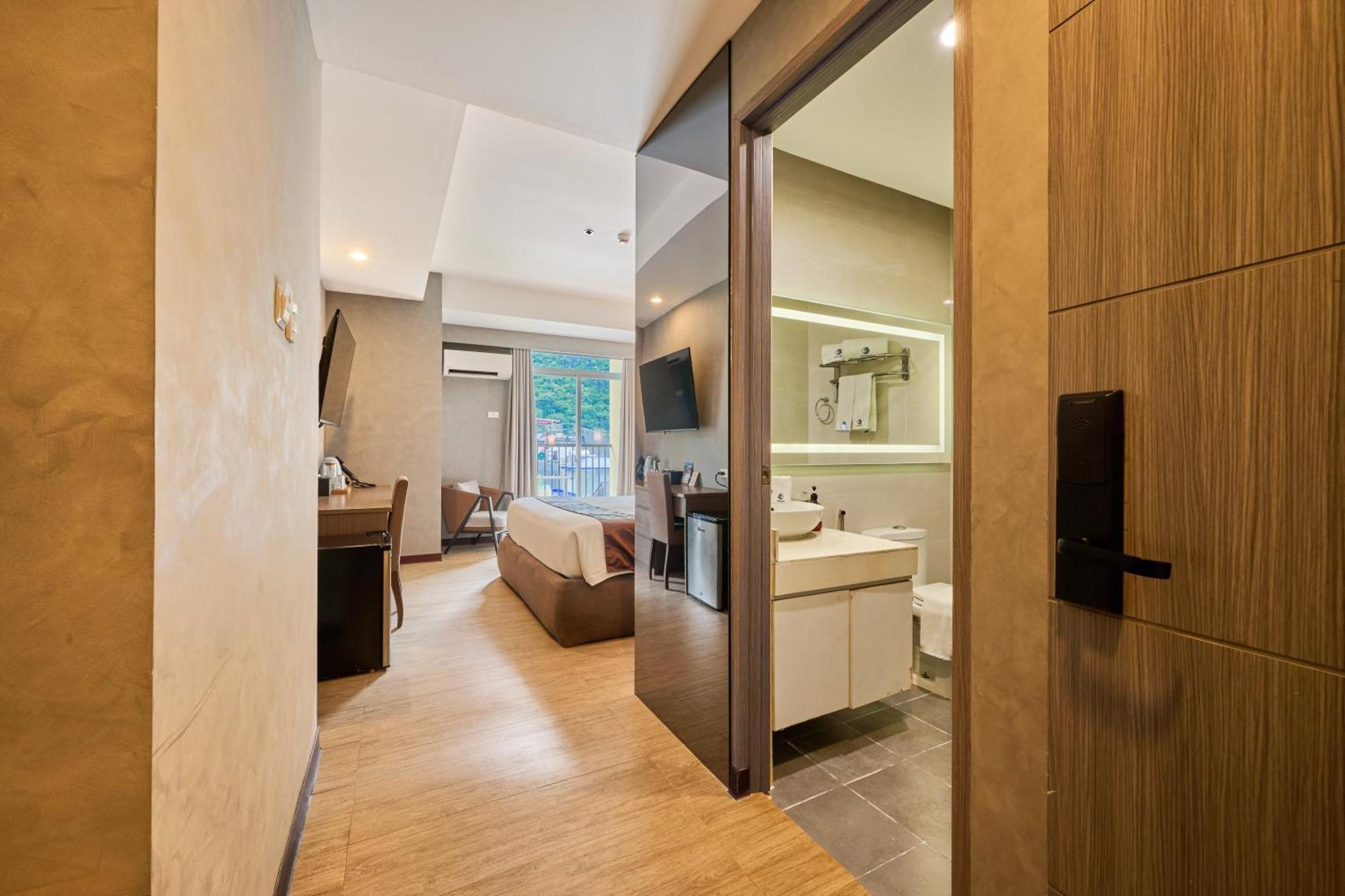 Deluxe King Room Mountain View