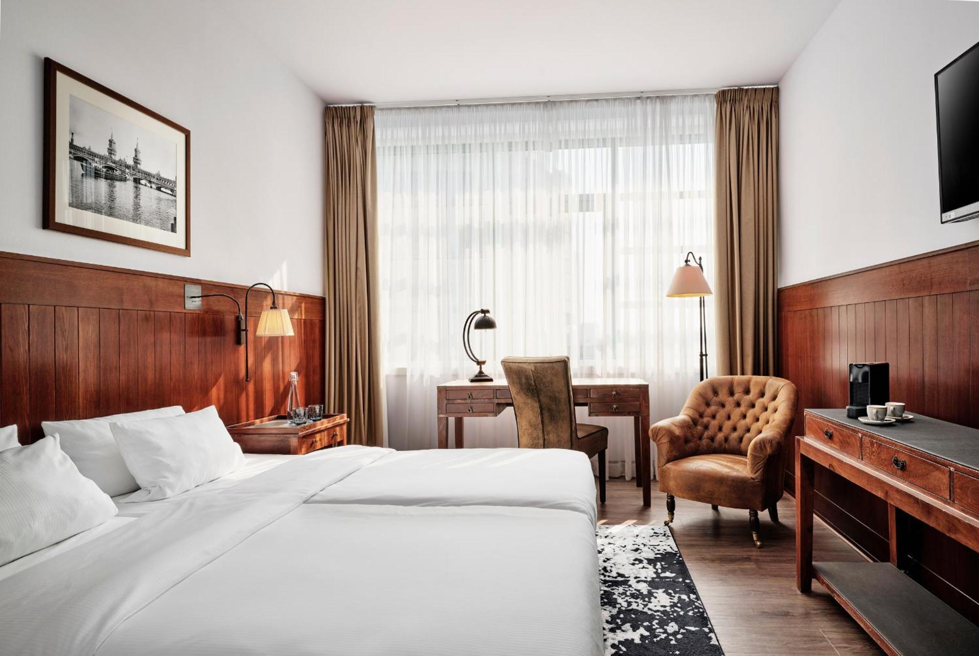Deluxe Maritime Room Side River View