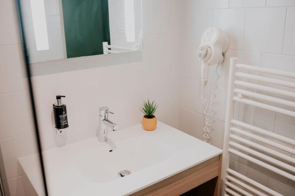 1 SINGLE BED 4-BED SHARED DORMITORY ROOMMIXED