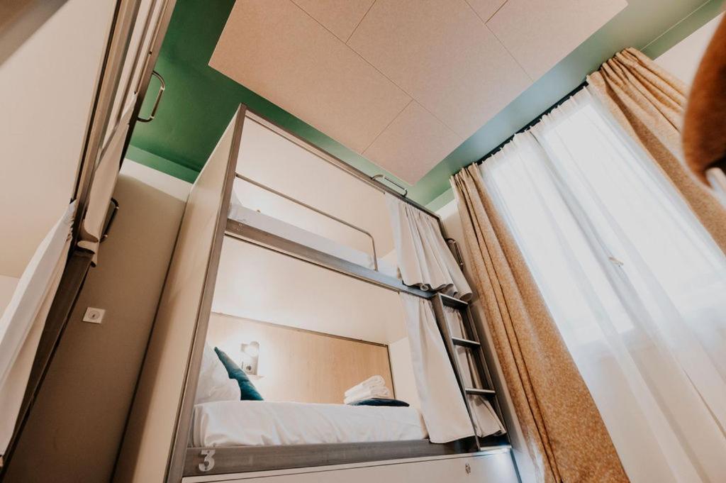 1 SINGLE BED 4-BED SHARED DORMITORY ROOMMIXED