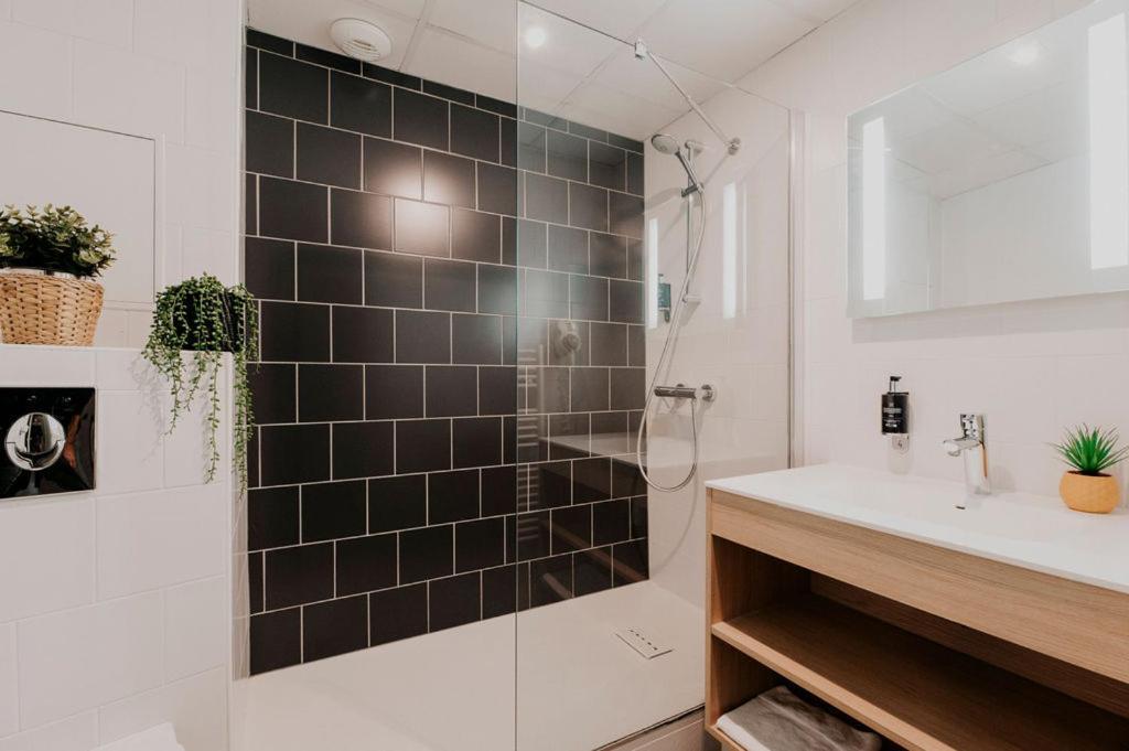 1 SINGLE BED 4-BED SHARED DORMITORY ROOMMIXED