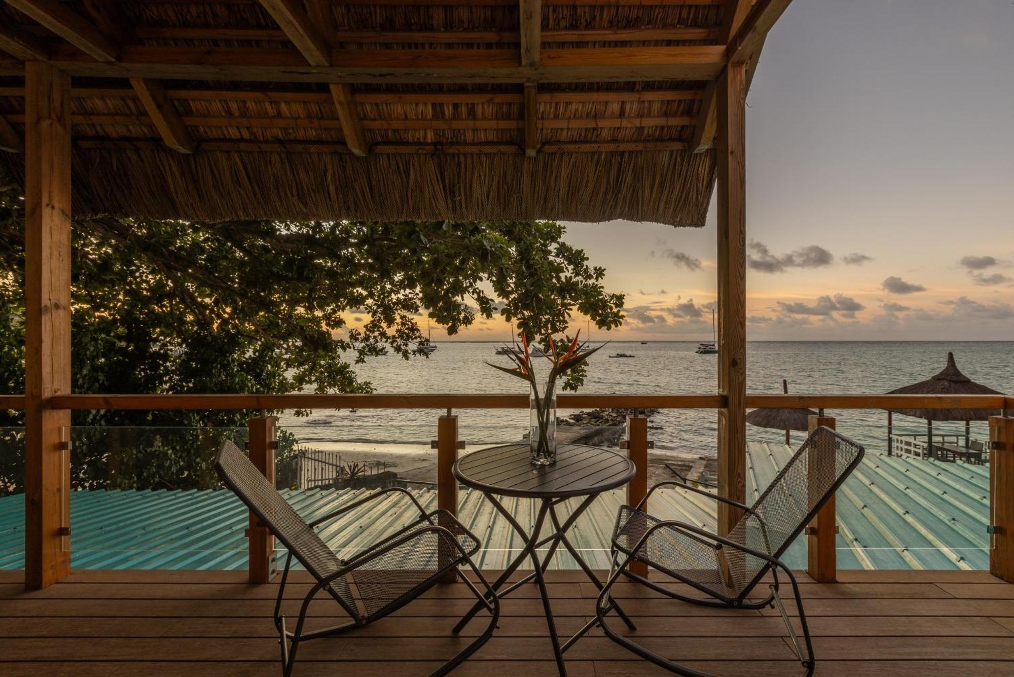Coral Signature Beach Front Jacuzzi
