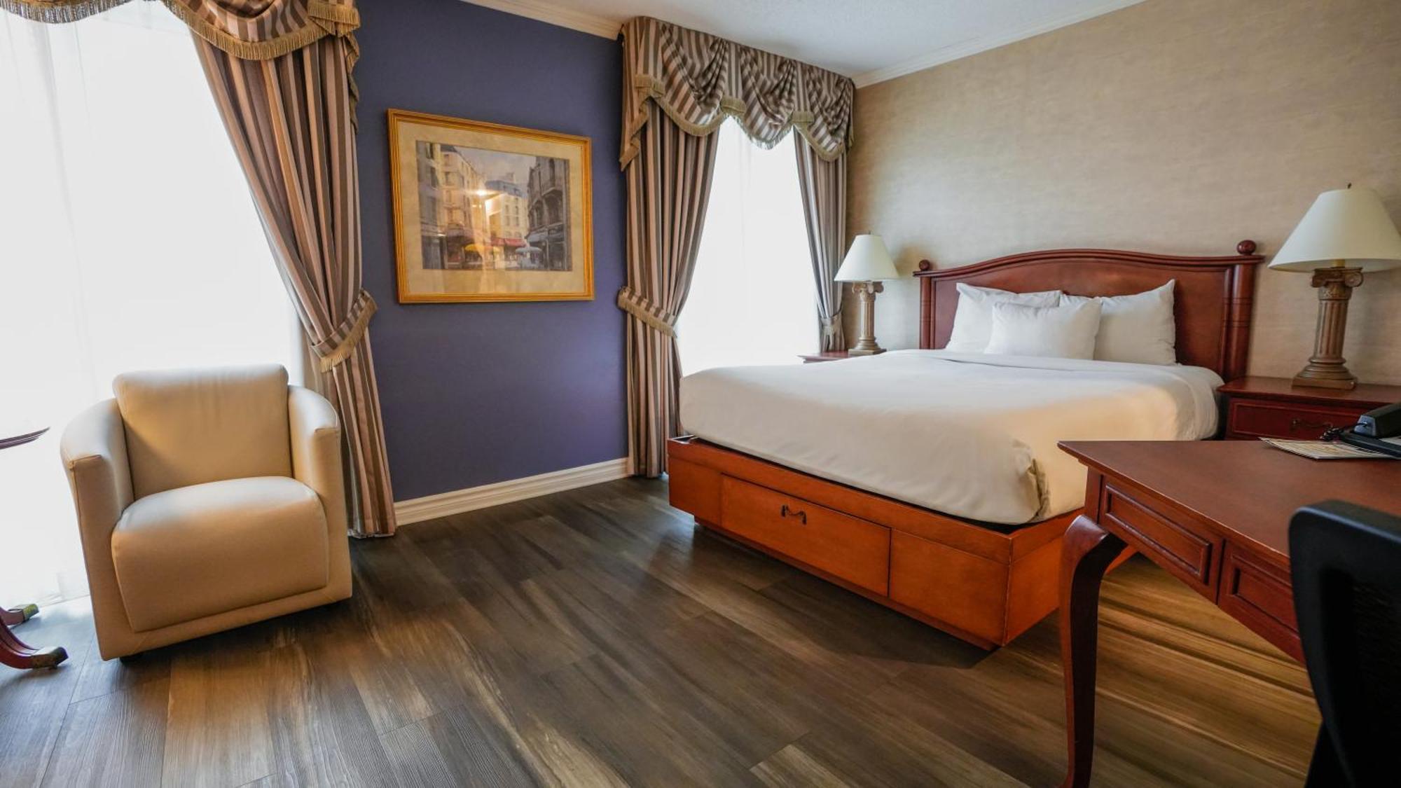 Classic Room 1 Queen Bed Glass Shower
