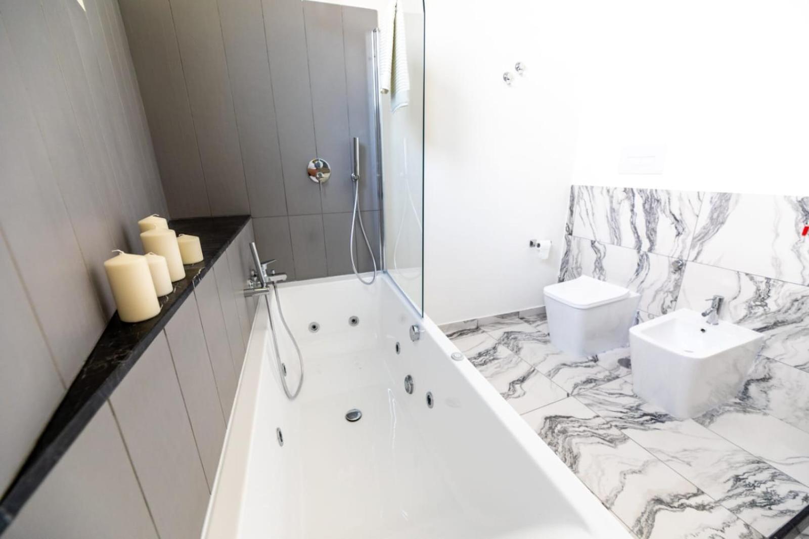 Queen Room Spa Bath