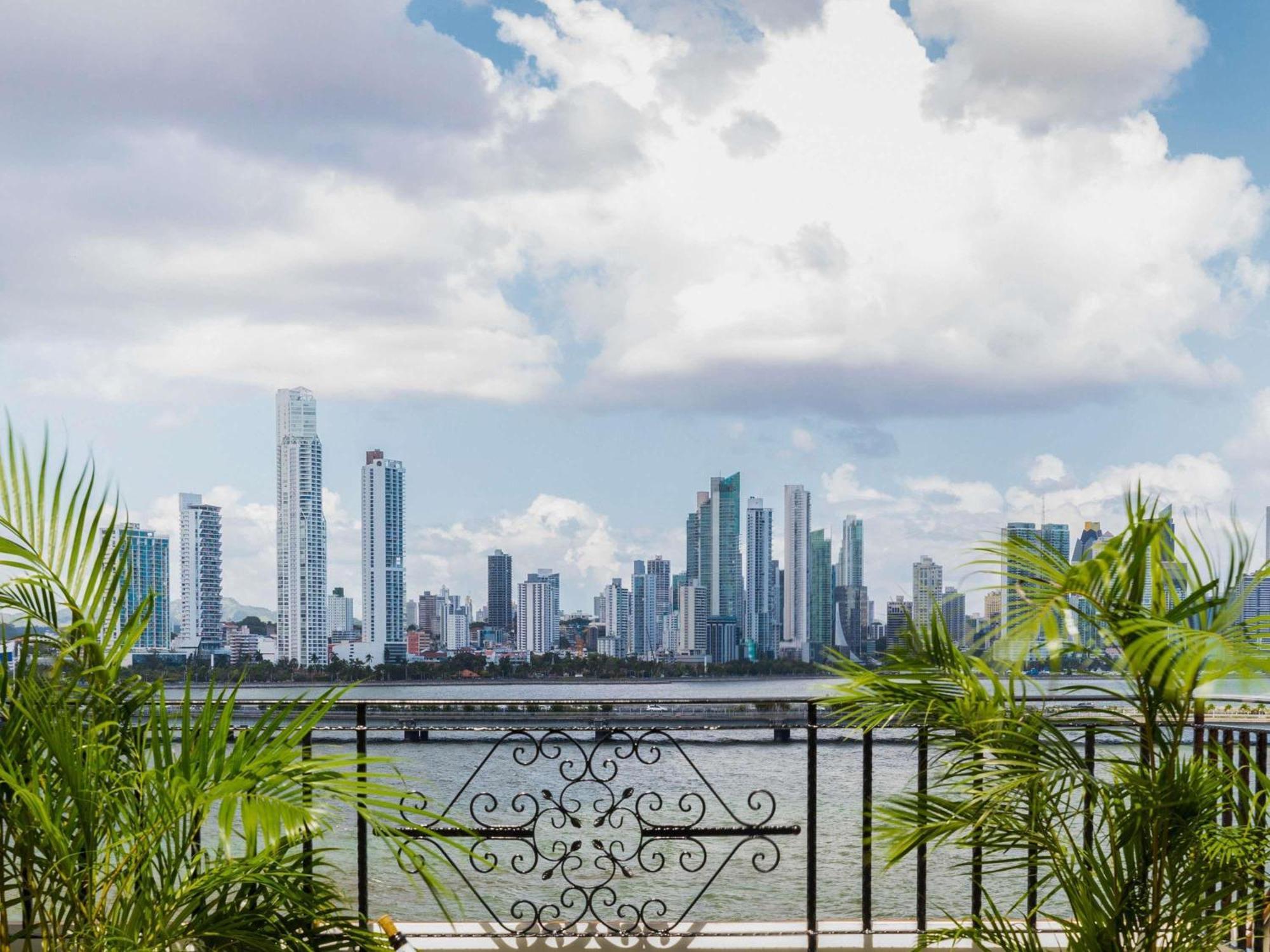 LUXURY 1 KING OCEAN FRONT BALCONY