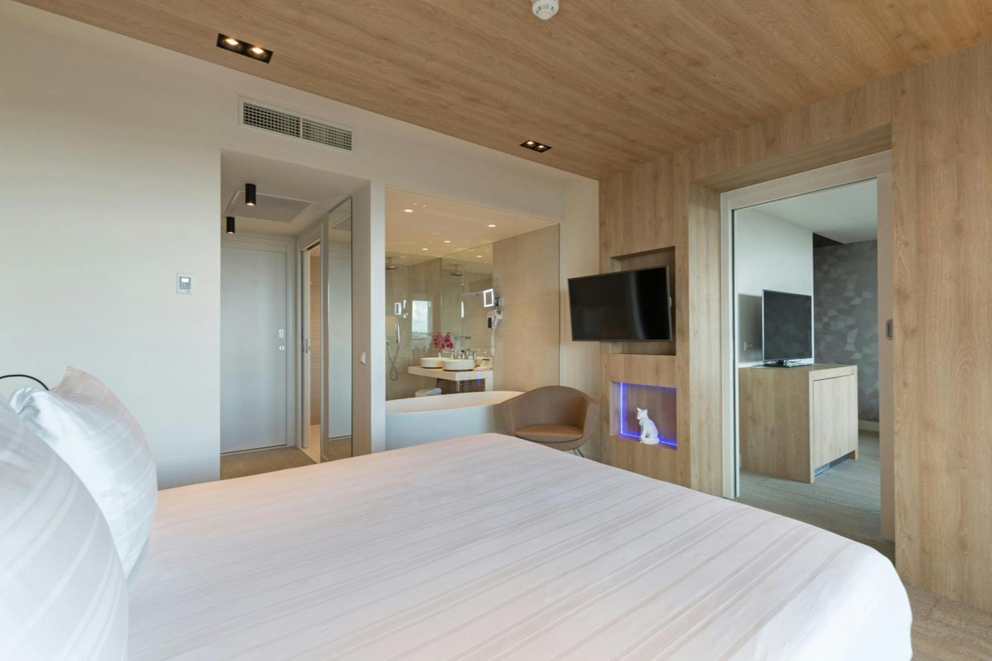 Corner Suite 1 King Bed