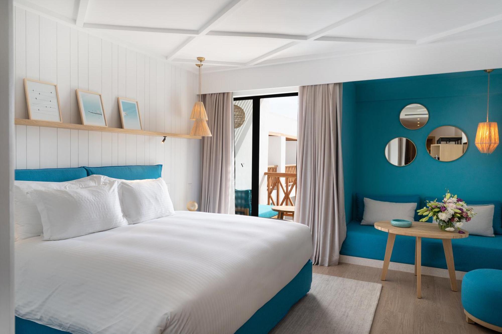 Deluxe Zimmer mit Kingsize-Bett und Poolblick