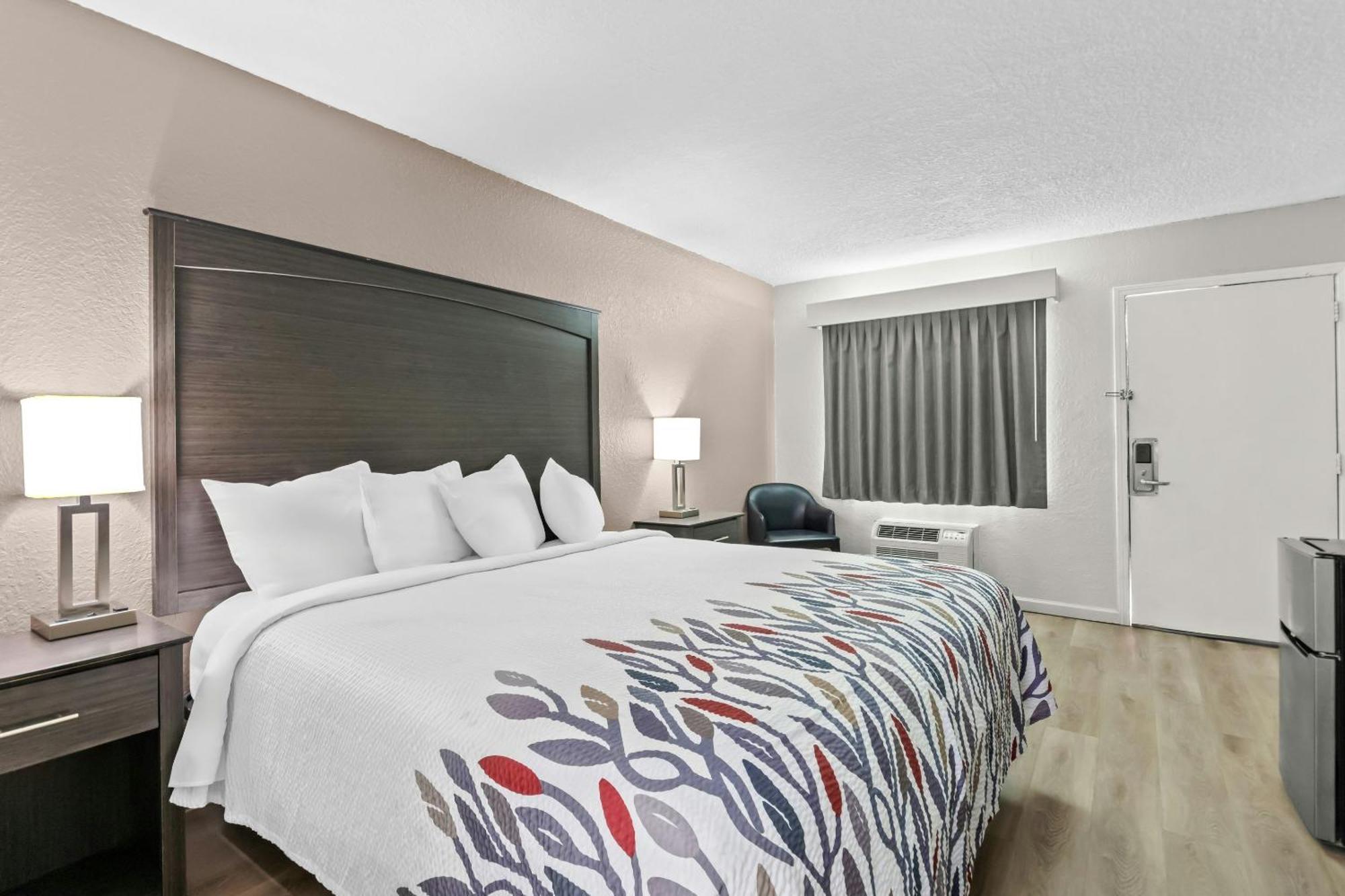 Deluxe King Room Disability Access Roll-in Shower Non-Smoking,1756462908:JPEG