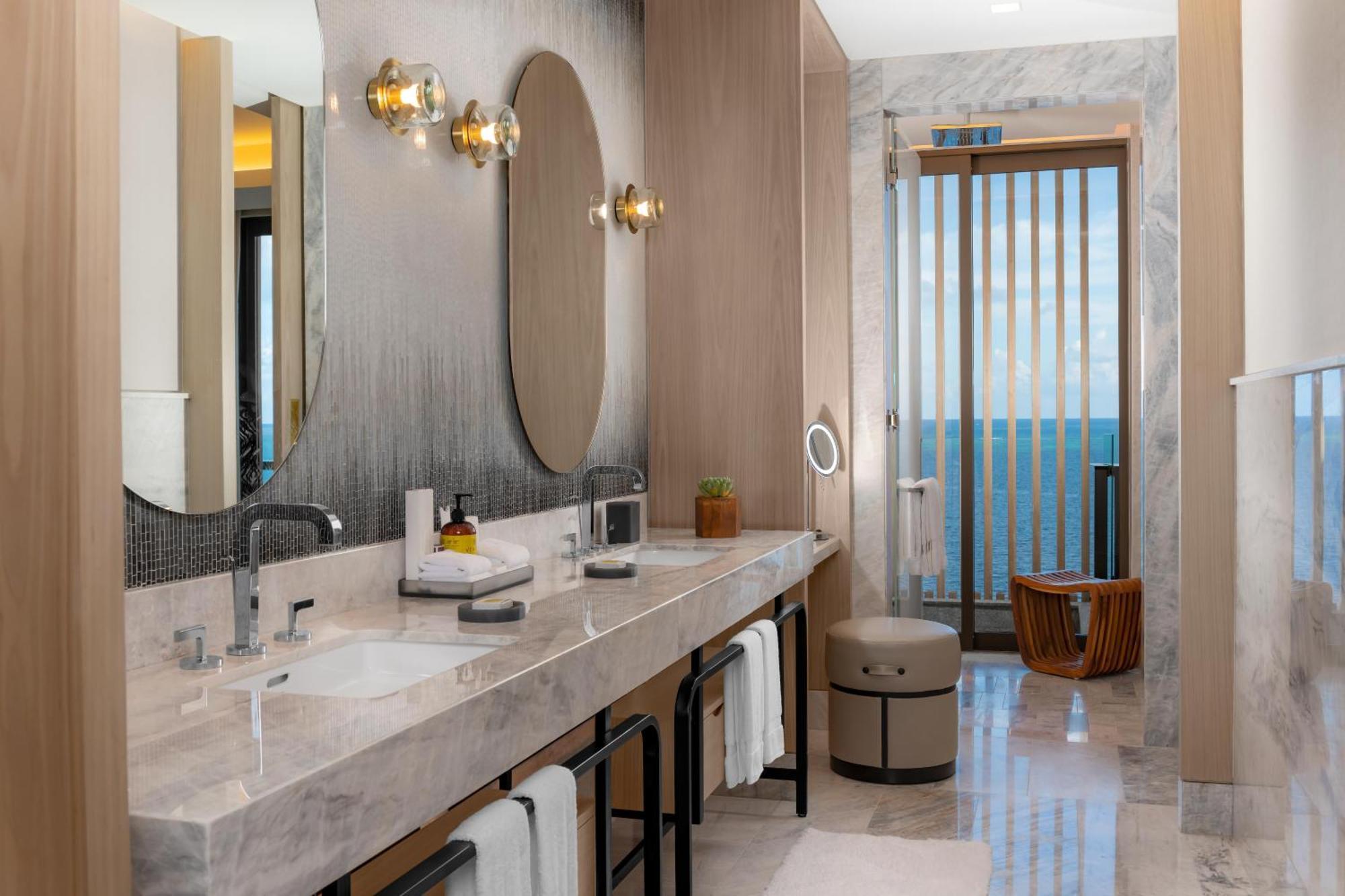 Deluxe Oceanfront King Suite